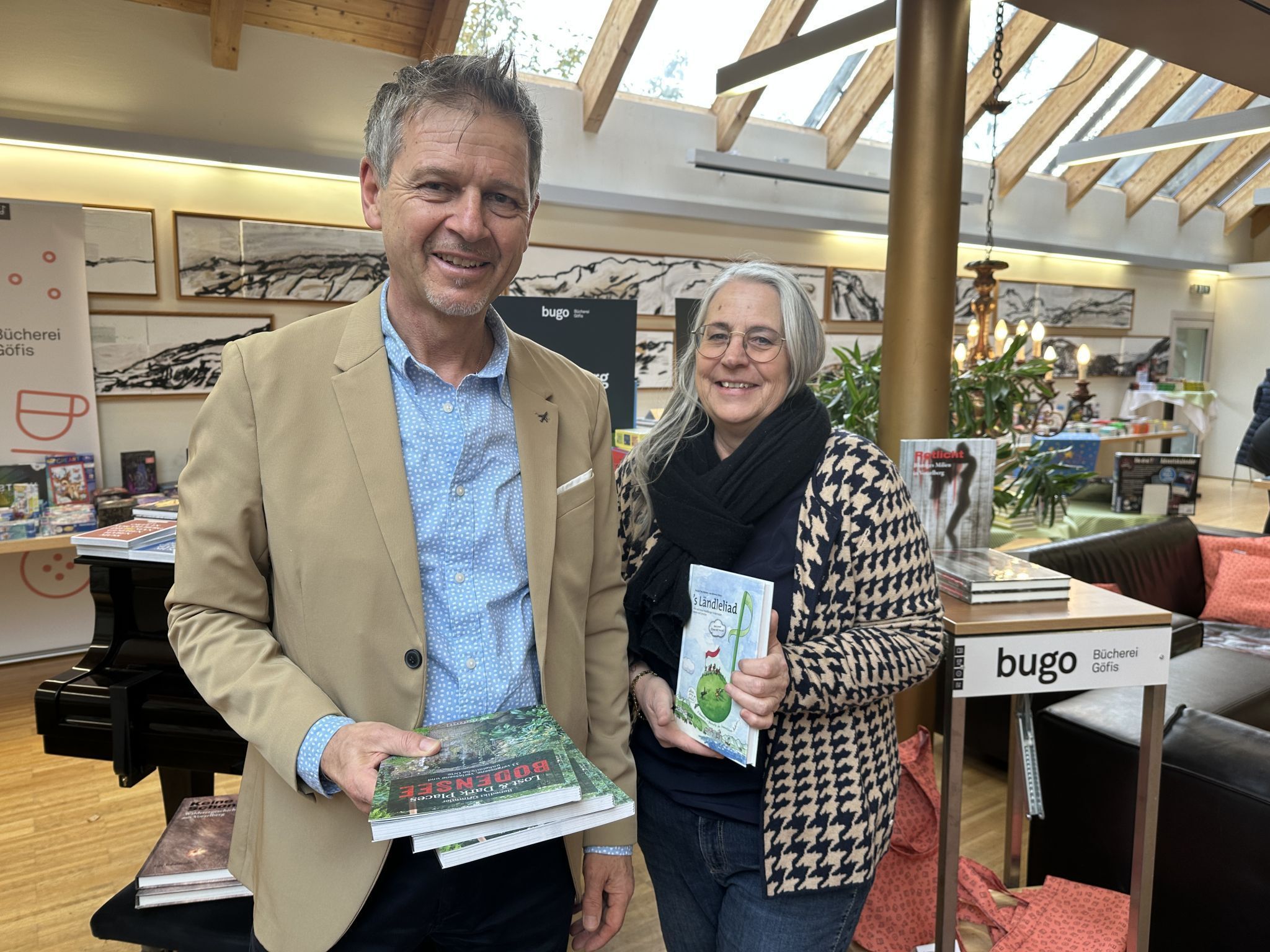 Gemeindesekretär Rudi Malin und Astrid Keutschegger, bug-Teammitglied, freuten sich über den regen Anklang, den Buch & Handgemacht fand.