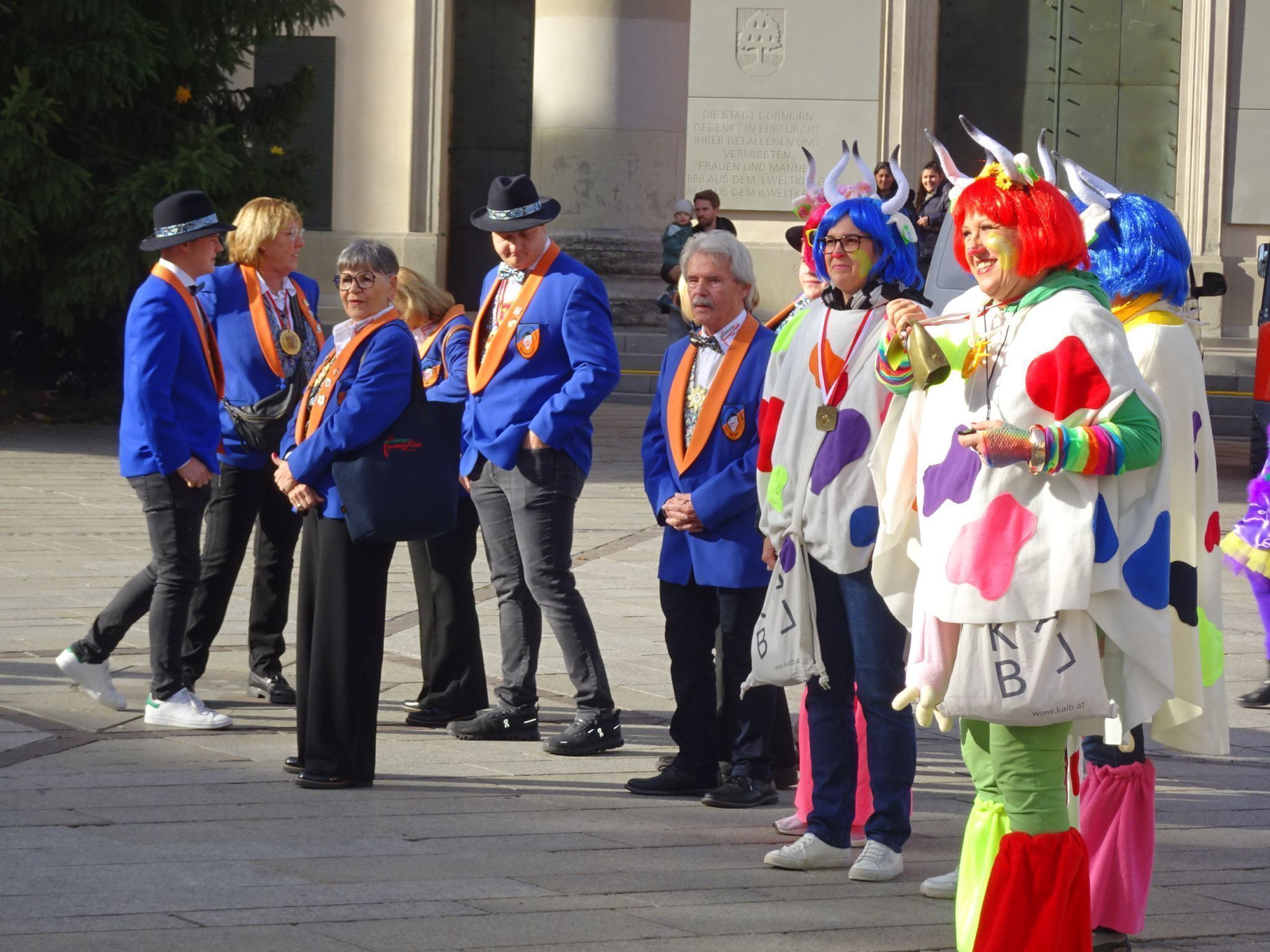Am Marktplatz wartete der 11er-Rat und die Mäschgerle auf den Einzug der Fanfaren und Garden. 
