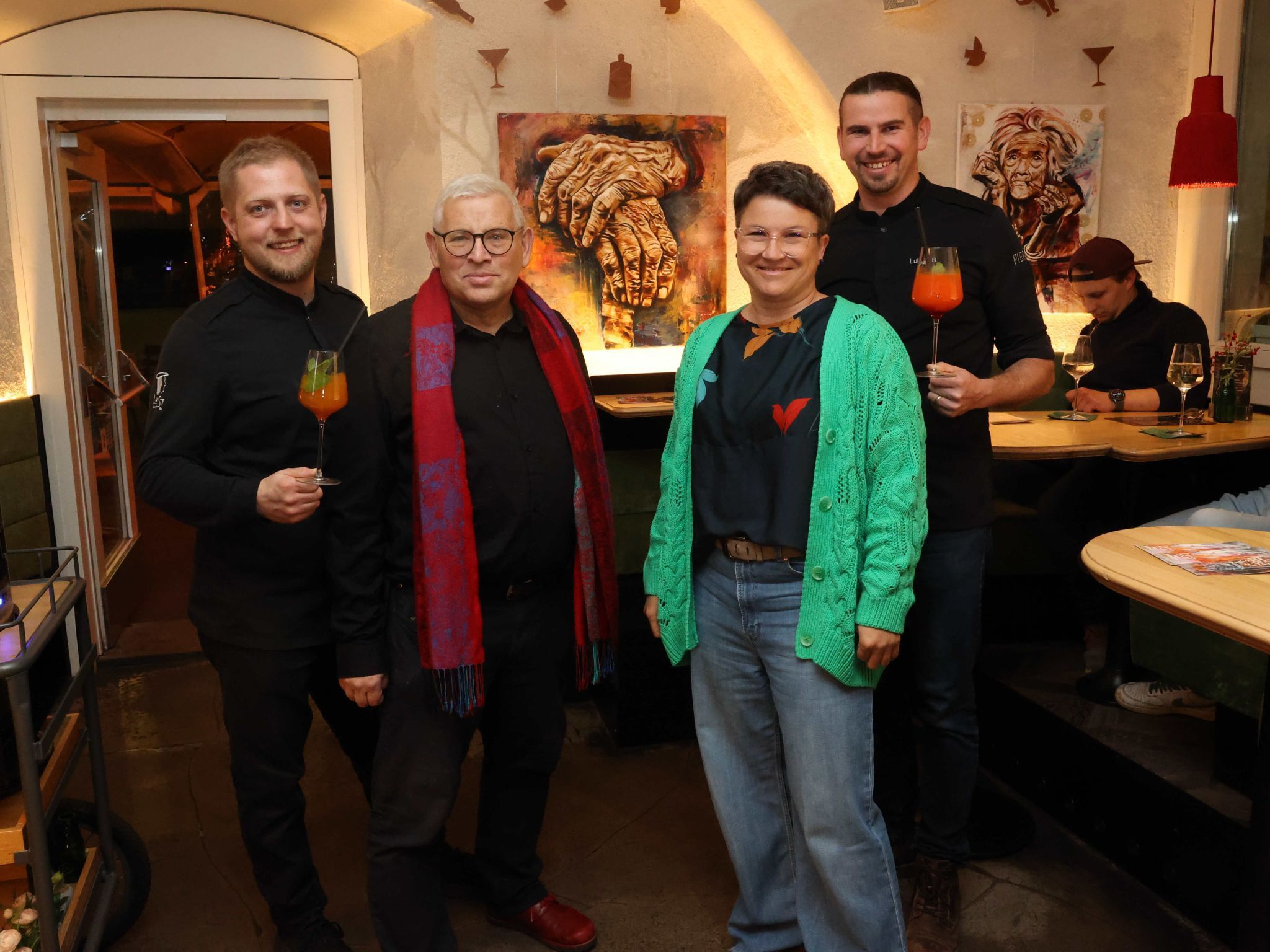 Barchef Robert Suvada, Kurator Erwin Buttazoni, Künstlerin Sonja Hagelkreuz und Gastgeber Lukas Buttazoni.