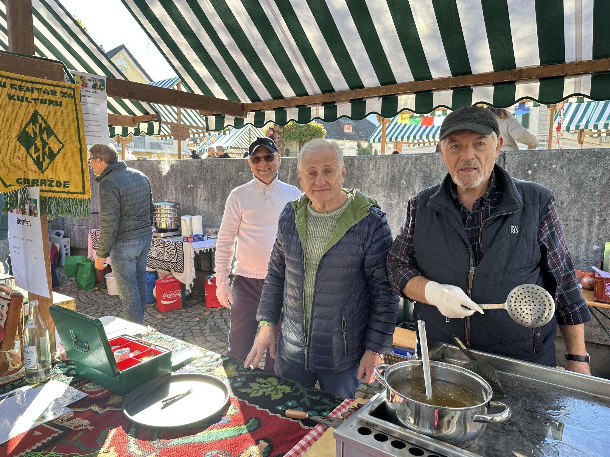 Čavrk Šefik, Hasvić Rasim und HamidovićHariz-Dzej boten Cevapcici aus der bosnischen Küche an