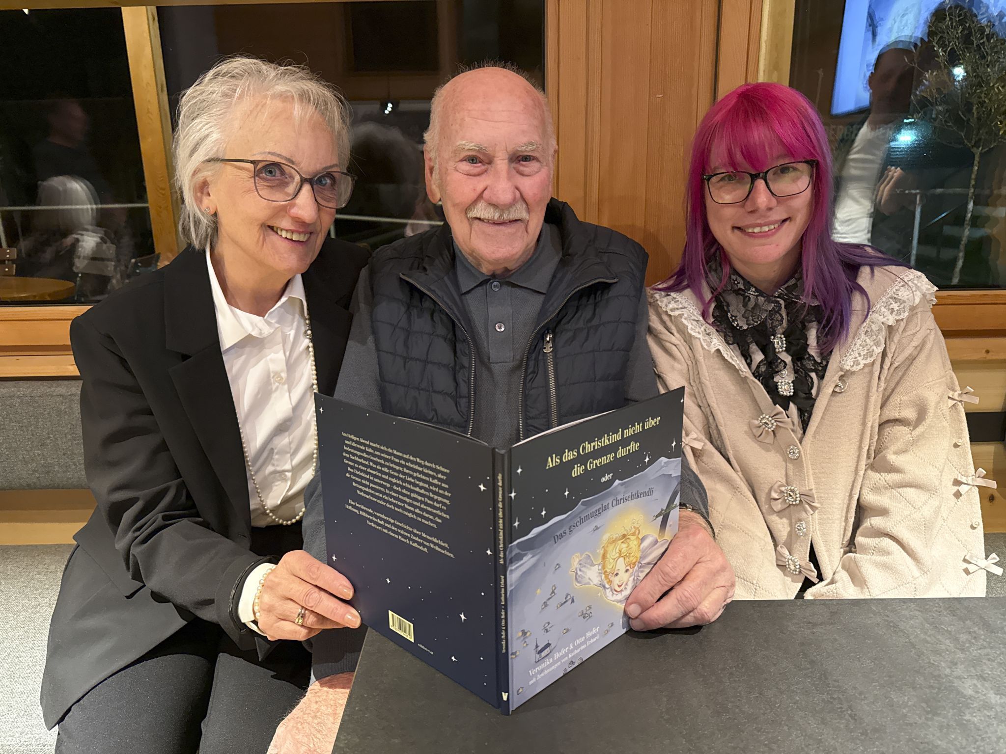 Übersetzerin Veronika Hofer, Autor Otto Hofer und Illustratorin Katharina Erhard mit dem _gschmugglaten Chrischtkendli_