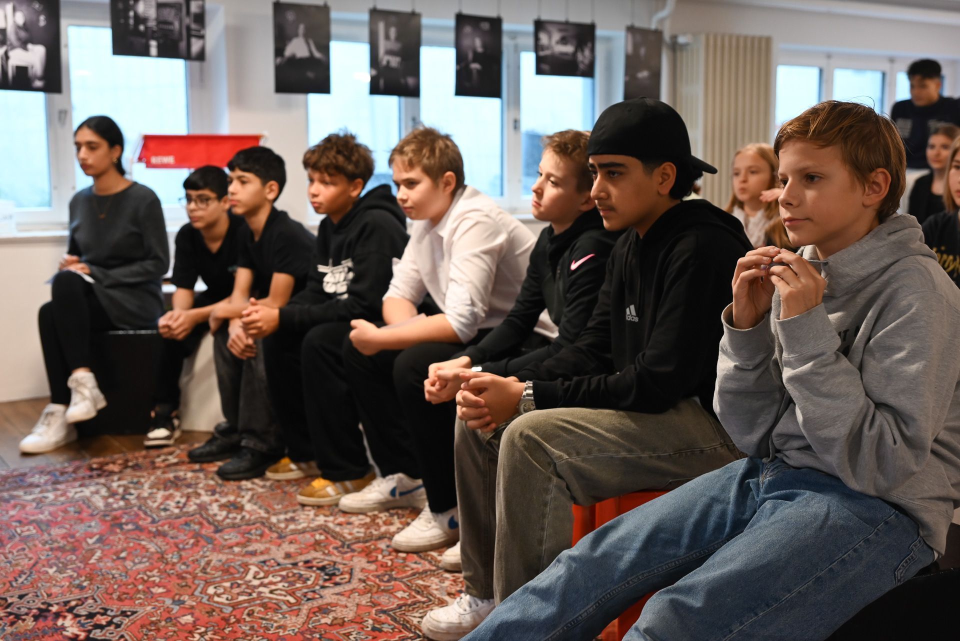 Aufmerksam hörten sie den Antworten der Politiker zu.