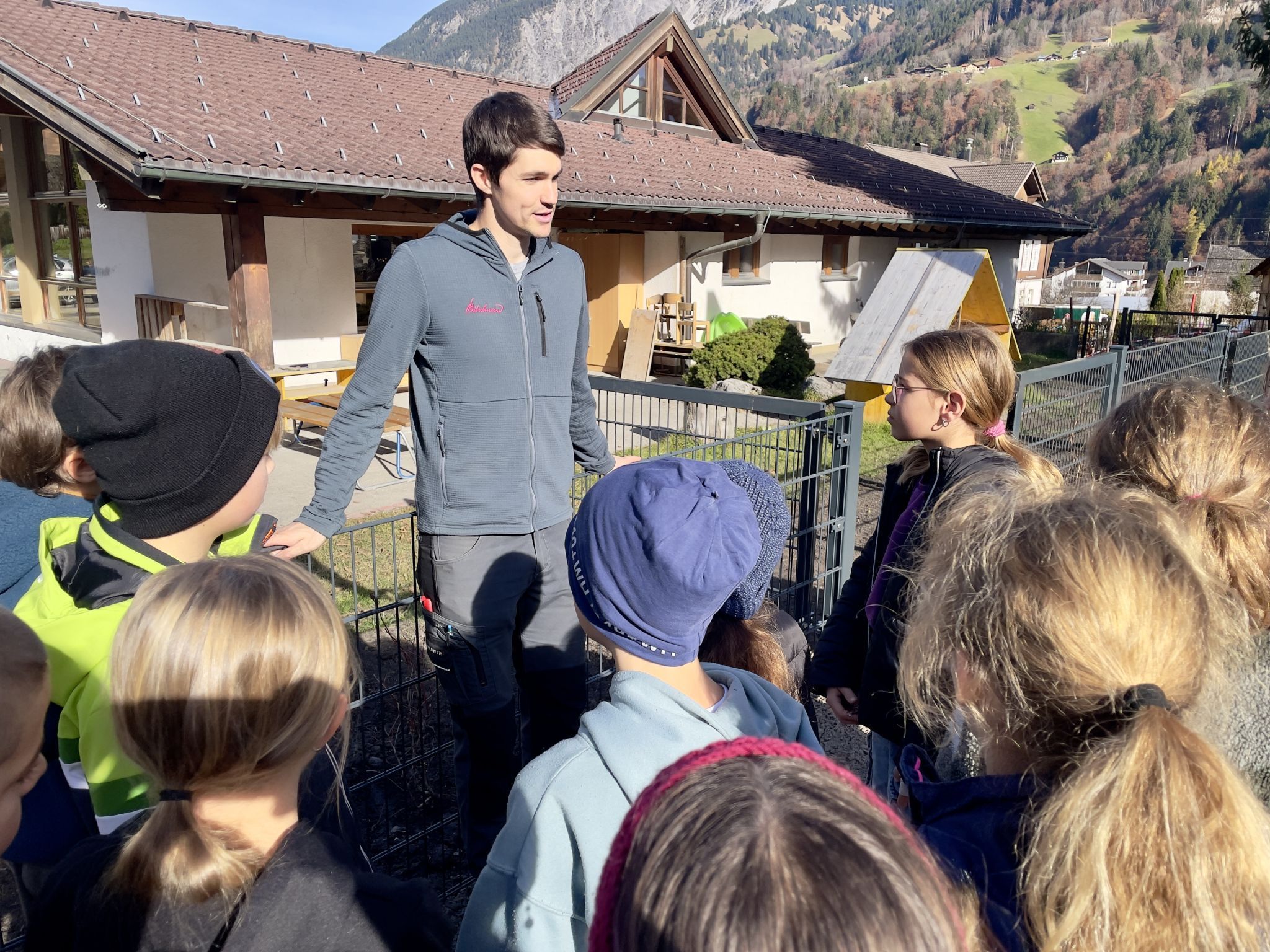 Markus Bitschnau suchte einheimische Pflanzen für Beschattung und Begrünung aus und erklärte den Kindern die verschiedenen Bäume und Sträucher.