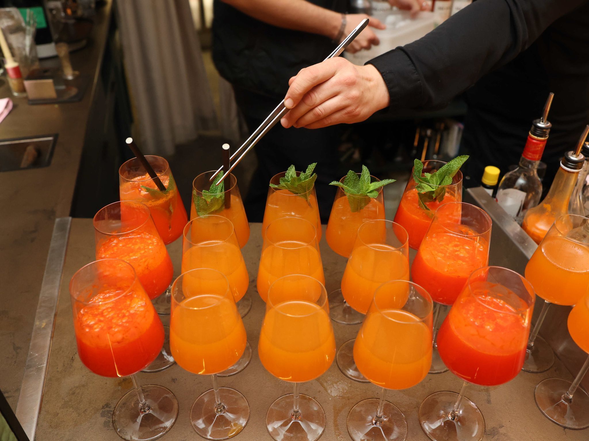 Cocktails ohne (dunkler) und mit (heller) Alkohol.