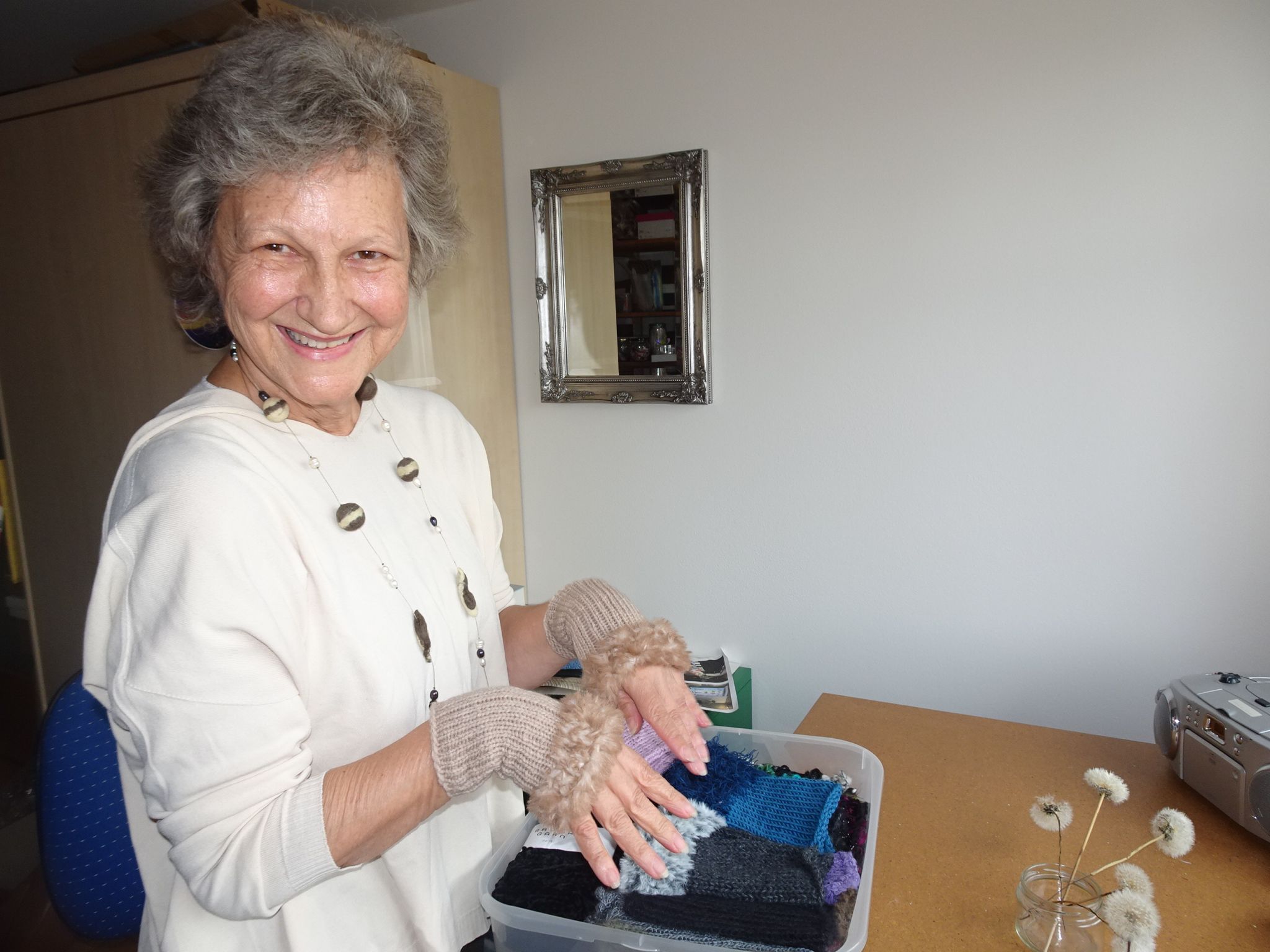 Auch Strickwaren gehören zum Sortiment der Dornbirner Künstlerin.