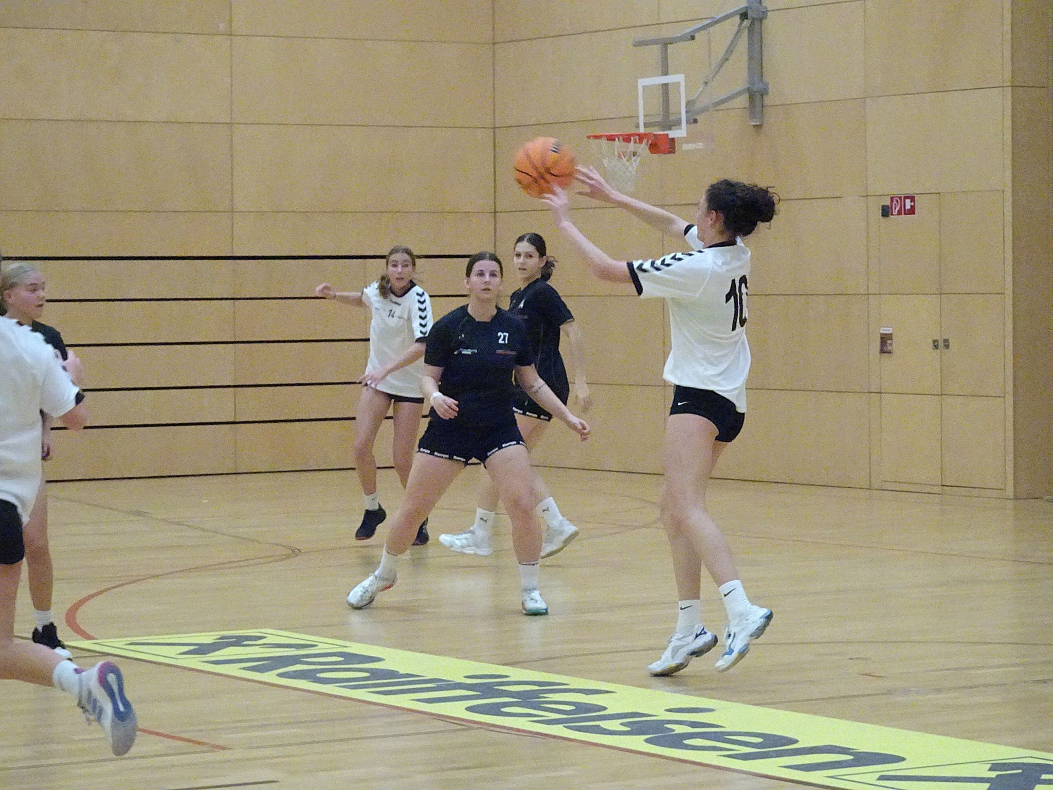 Packende Partien bei den Schul Olympics im Basketball.