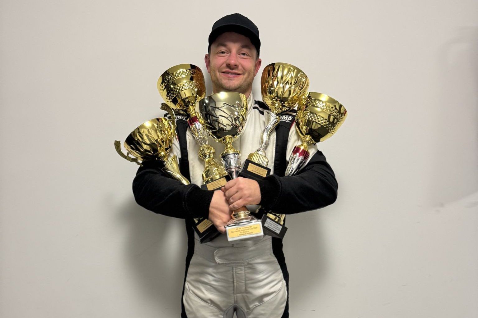 Dominik mit seinen Trophäen