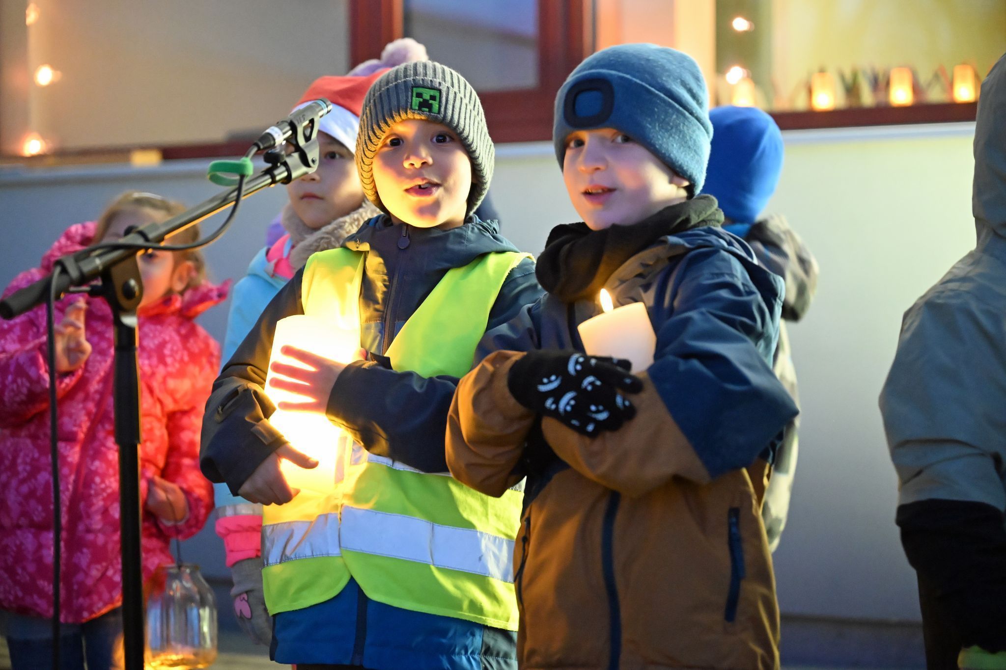 Die Kinder waren andächtig bei der Sache.
