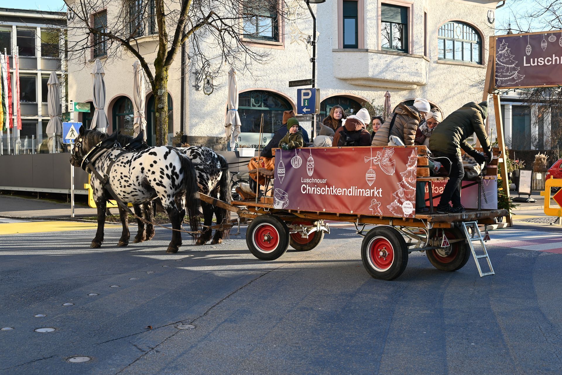 Viele nutzen das Angebot mit der Pferdekutsche eine Runde zu drehen.