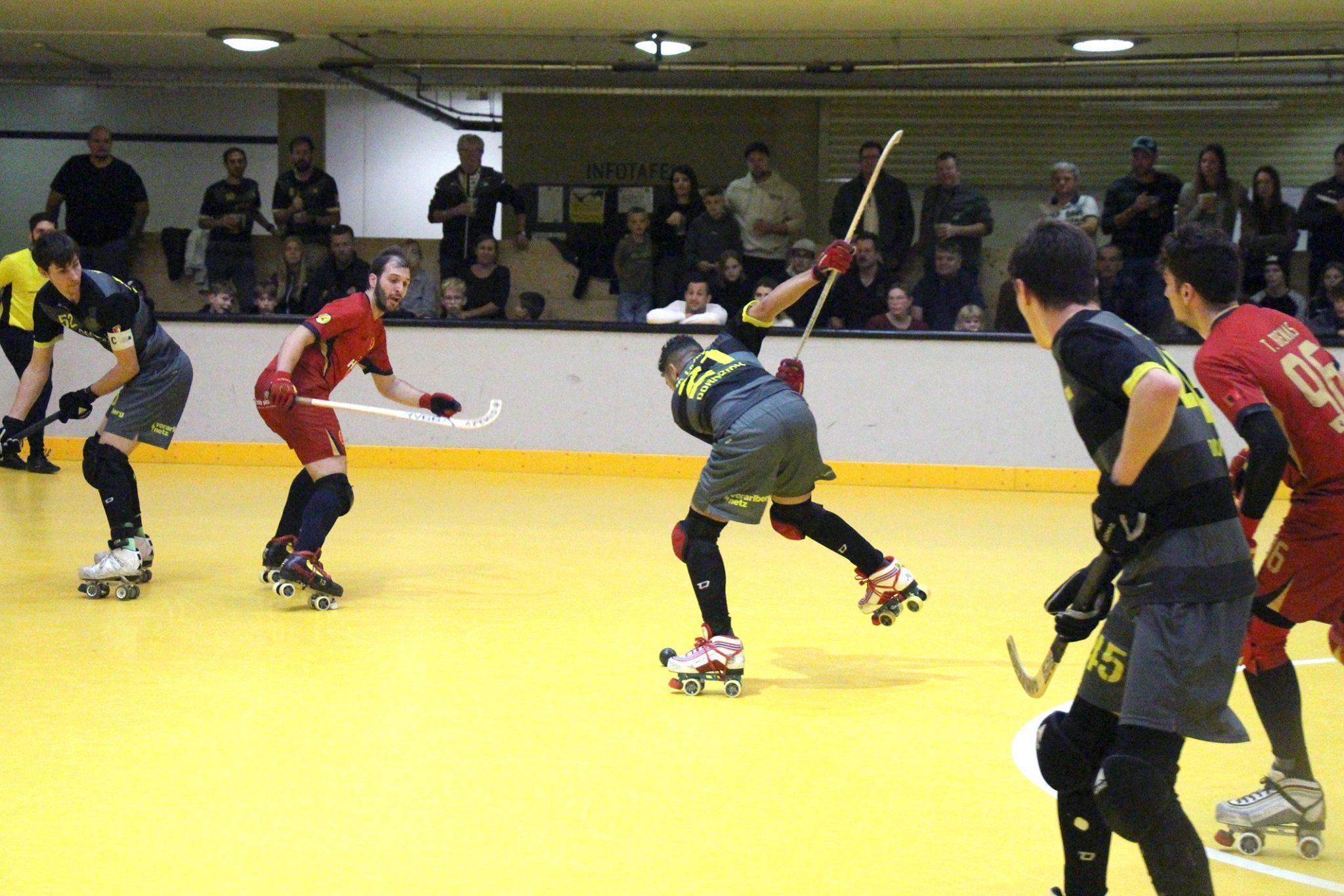 Die Dornbirner Spieler feierten ihren klaren 6:2-Erfolg in der Stadthalle.