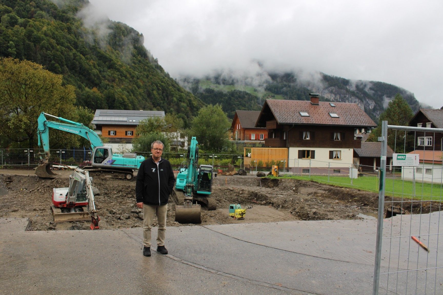 Mit den Abrissarbeiten für das alte Gemeindehaus begannen auch der umfangreiche Aushub für die neue Tiefgarage.