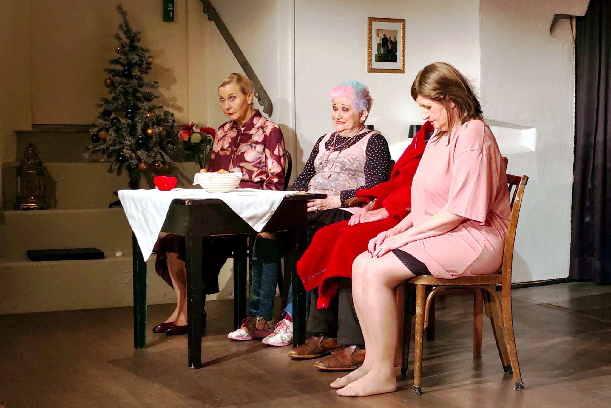 Charmante Begegnung: Helga Postl als Flora bringt Wärme und Leichtigkeit in die turbulente Handlung.