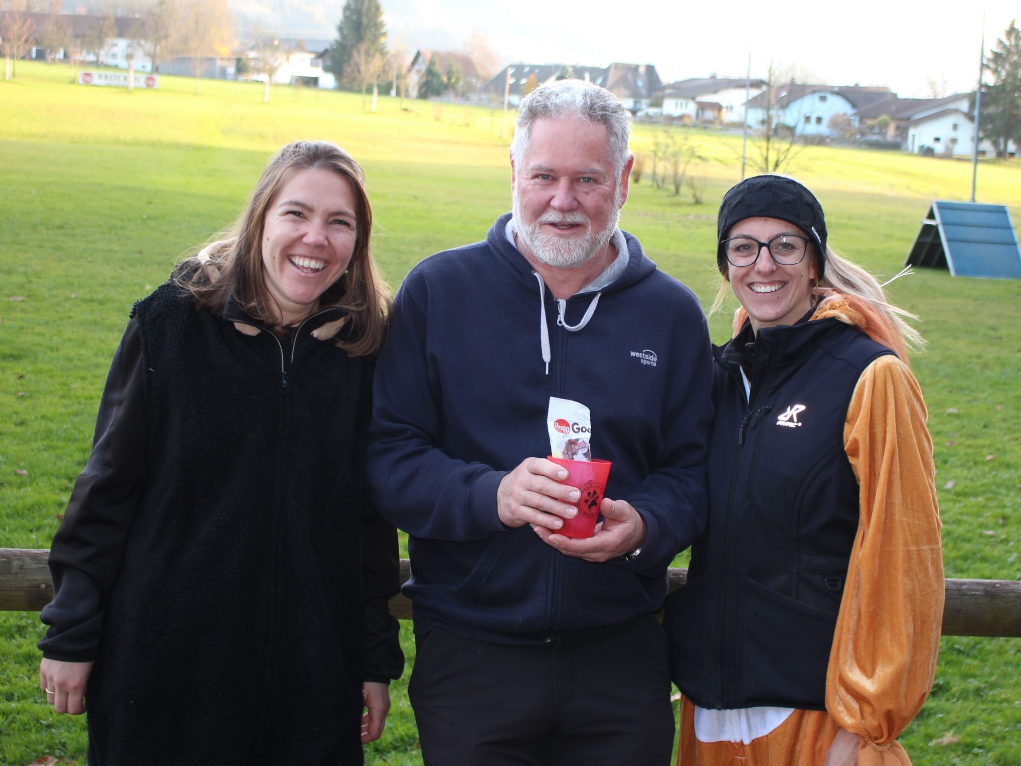 Kathi Klocker und Vivi Purtscher mit Gaudi-Richter Arthur Kirchmann