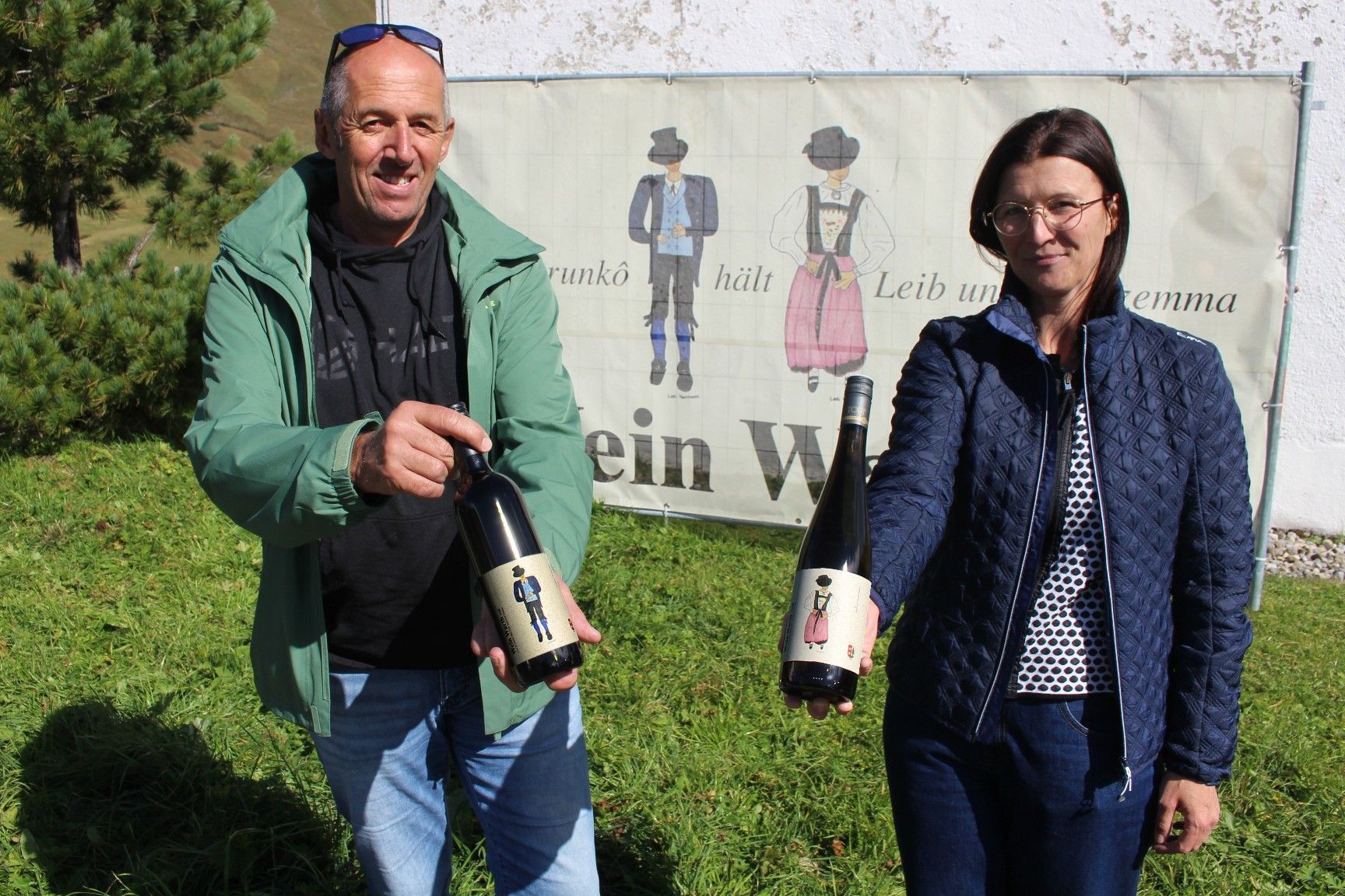 Mit „Wein Warth“ haben die Initiatoren um Bürgermeister Stefan Strolz und Jasmin Jäger Weingenuss und Trachtentradition verknüpft.