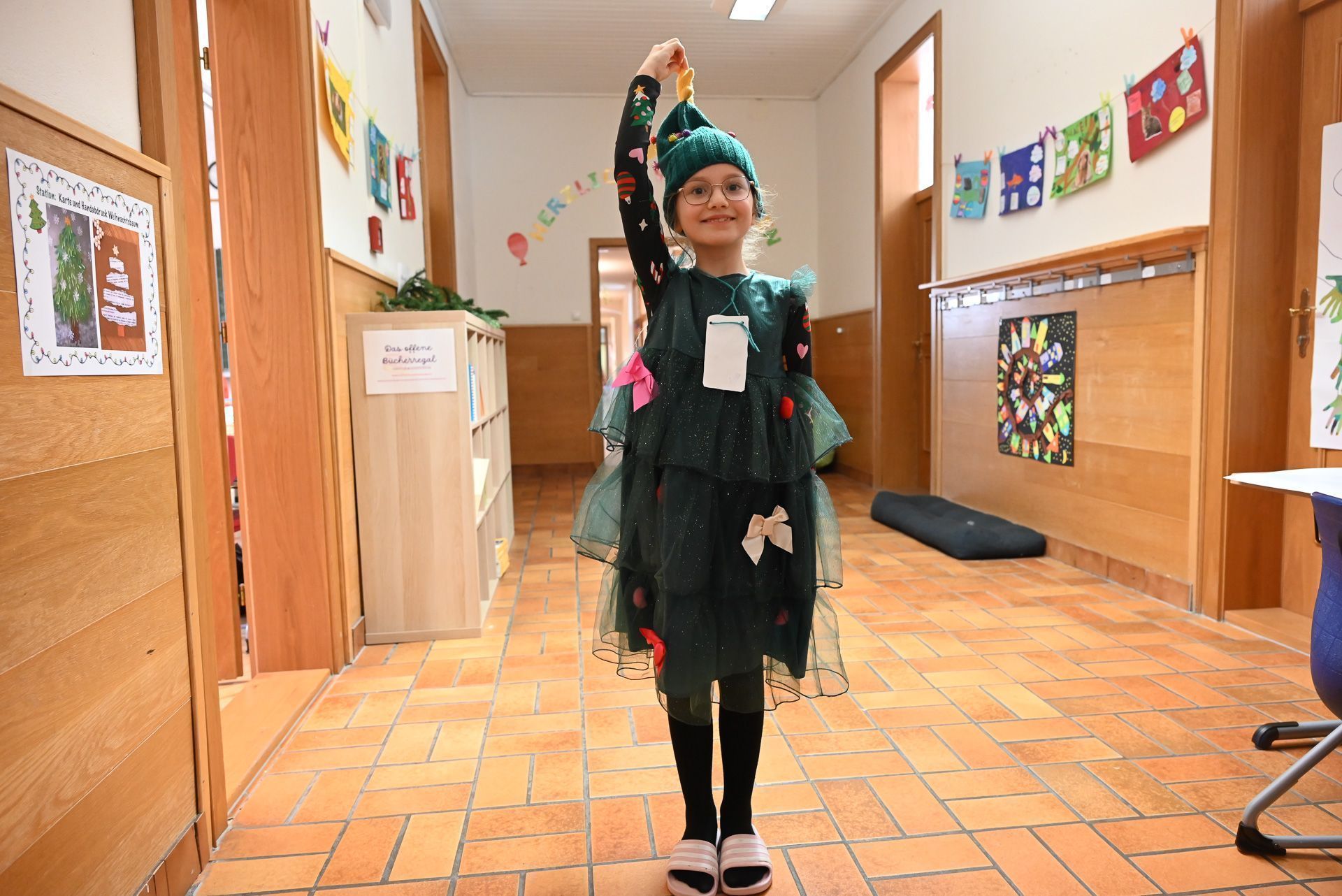 Sogar ein lustiger Weihnachtsbaum war in der Volksschule zu sehen. 