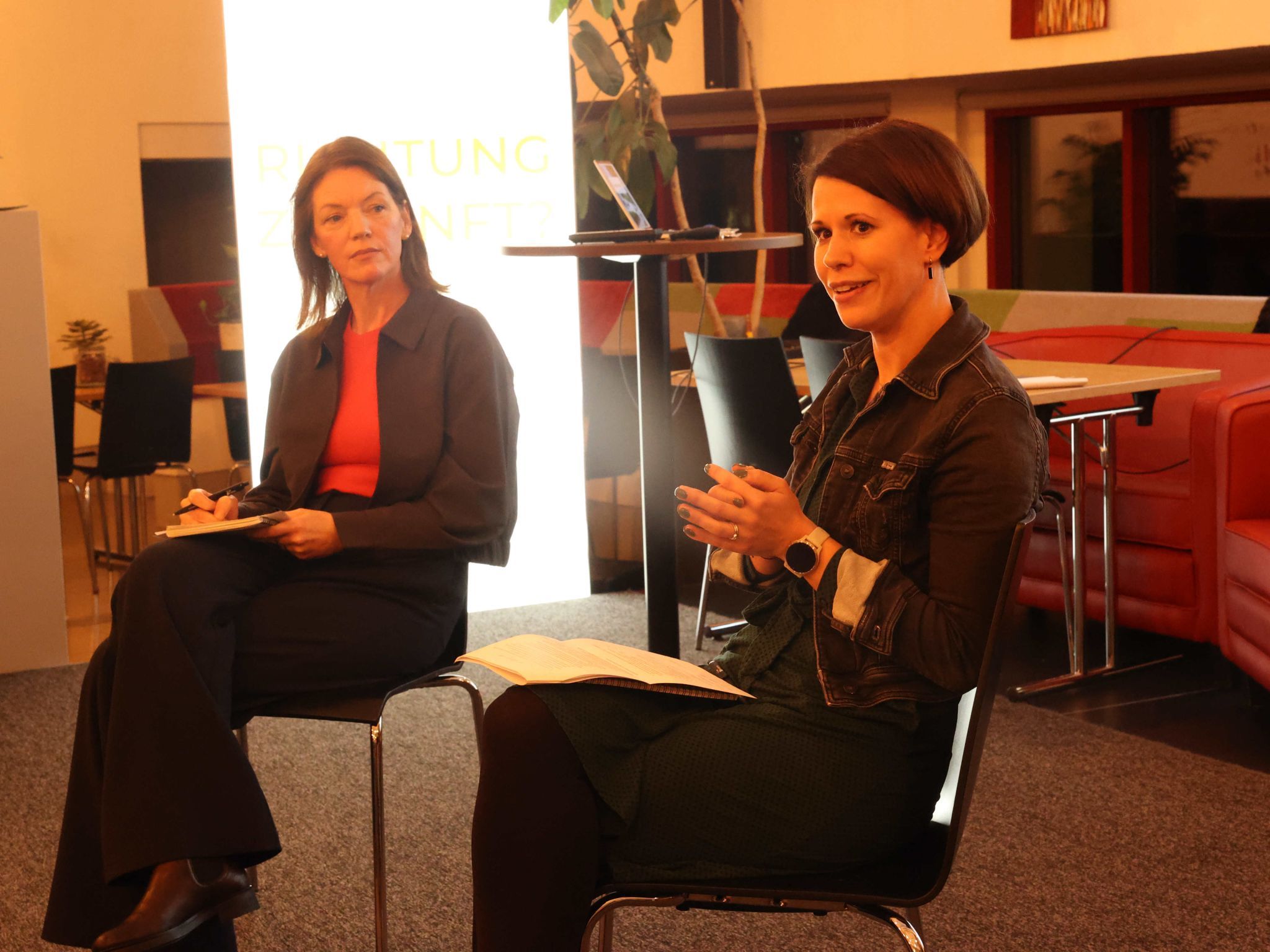 Christina Meusburger und Martina Ott (PH Vbg.) im Gespräch.