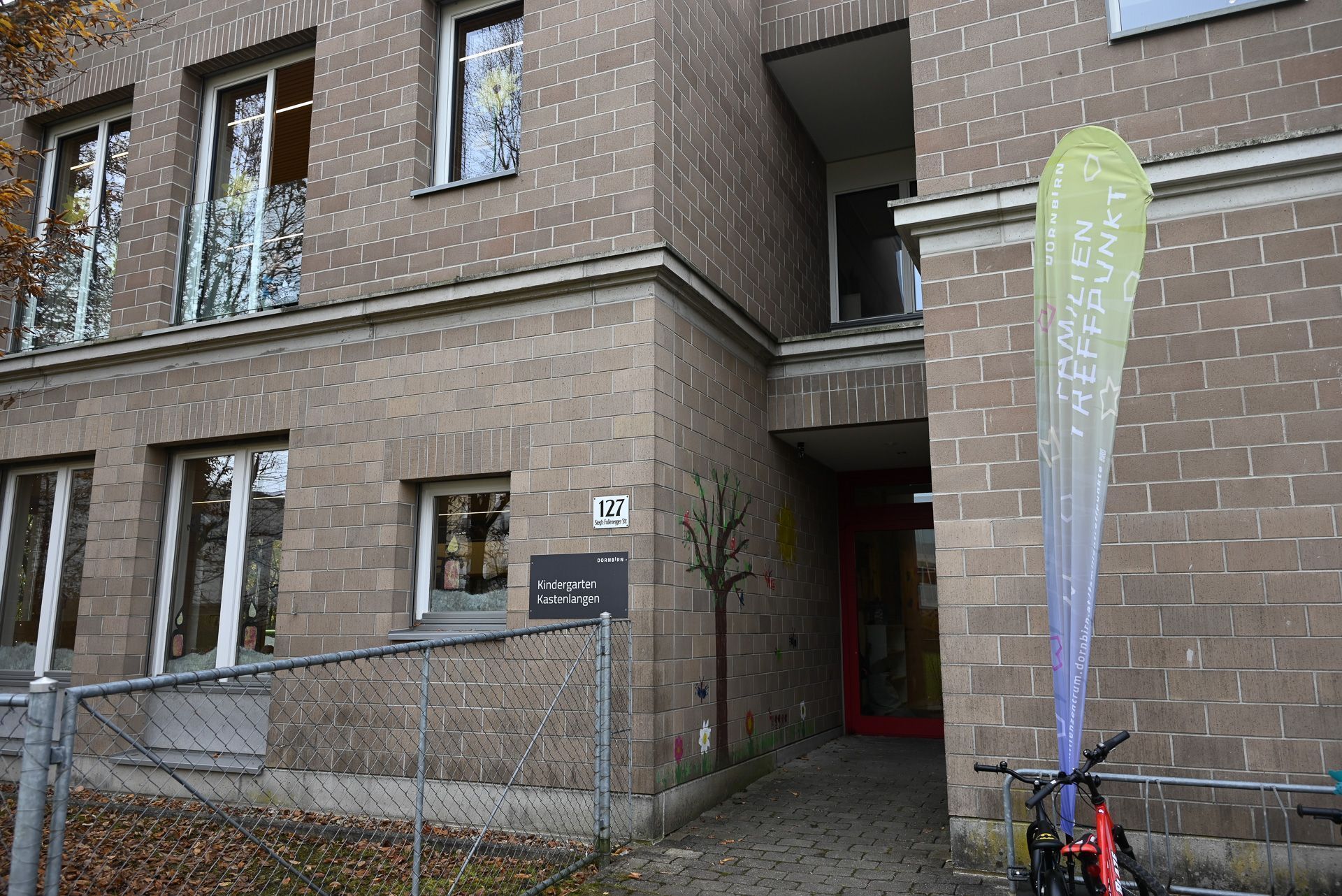 Im Kindergarten Kastenlangen ist vor Ort eine Sozialarbeiterin, die niederschwellig Hilfe bei Problemen anbietet.