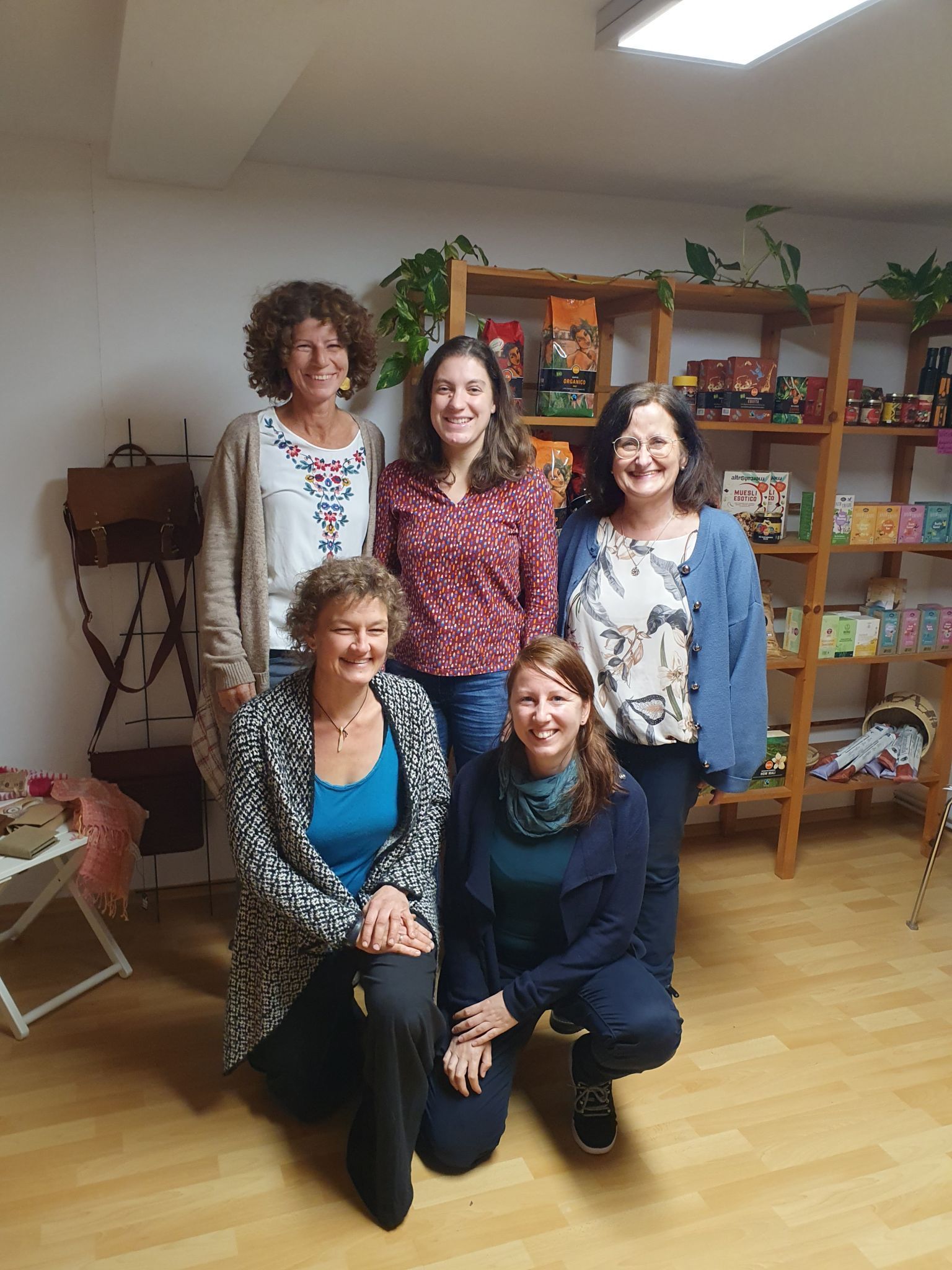 Ein weiteres Gruppenfoto des Teams: hinten von links nach rechts -> Andrea Länge, Elke Rath-Längle, Birgit Bauer; vorne sitzend von links nach rechts -> Andrea Länge und Karin Schmid
