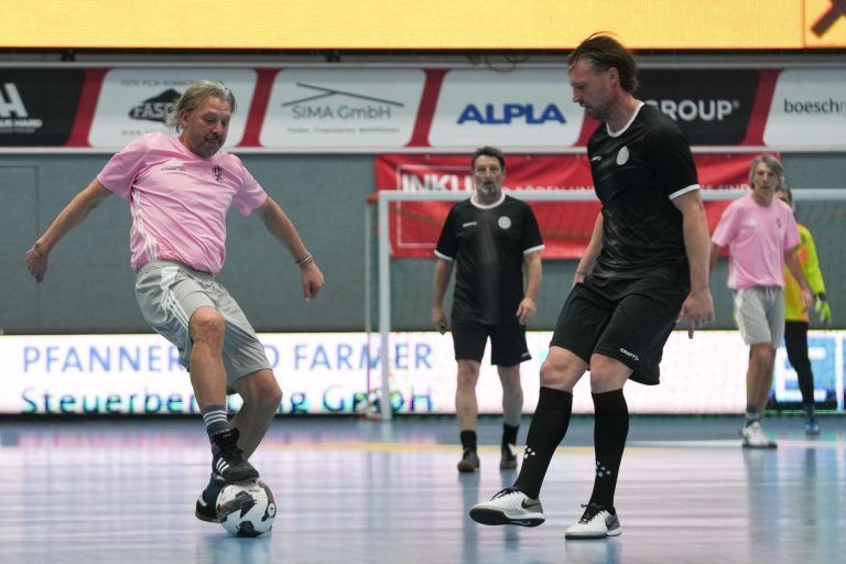 Auflauf der Altstars für den wohltätigen Zweck