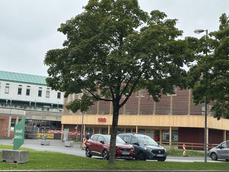 Aktuelle Bilder Bregenz Bahnhof mit Ausweichgebäude, Bezirkshauptmannschaft Bregenz und Landhaus Bregenz