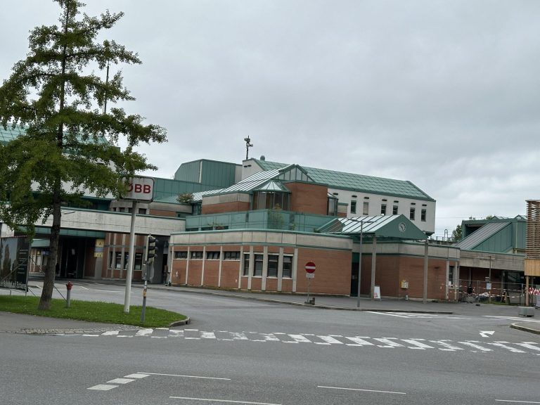 Aktuelle Bilder Bregenz Bahnhof mit Ausweichgebäude, Bezirkshauptmannschaft Bregenz und Landhaus Bregenz