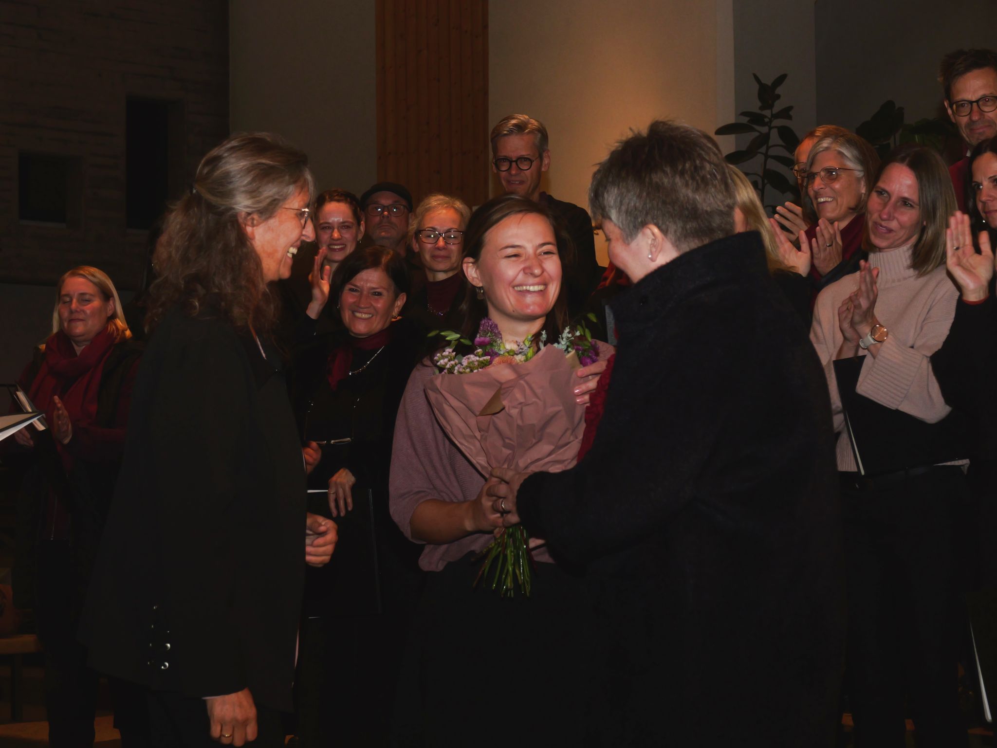 Blumen für die Chorleiterin: Stephanie Haala und ihr