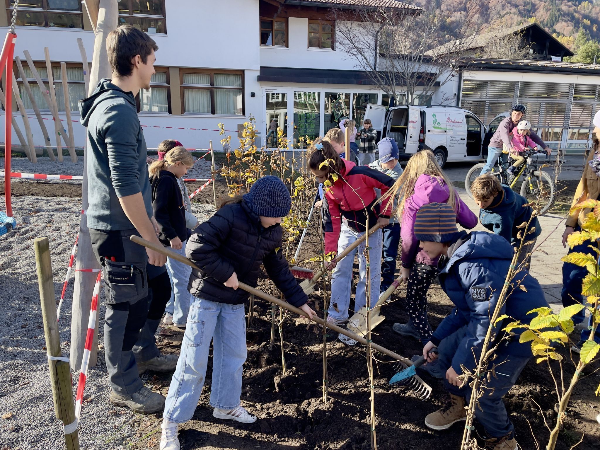 Die Kinder waren mir Feuereifer bei der Bepflanzung ihres Spielplatzes dabei.