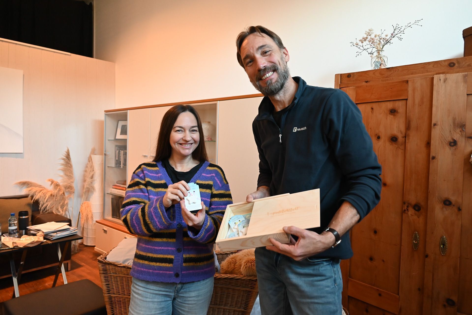 Julia Zischg hat ein Lied zum Thema Sternenkinder verfasst. Andreas Uher vom Verein Sternenkinder Fotografie präsentiert das Lied am weltweiten Gedenktag für verstorbene Kinder in der Kammgarn in Hard.