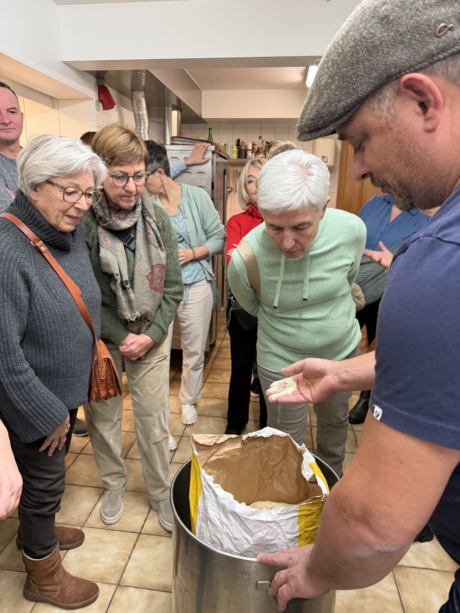Oliver Wahrbichler erklärt die Unterschiede beim Hartweizengrieß (Erika Bösch, Hedi Flatz und Annemarie Faller v.l.)