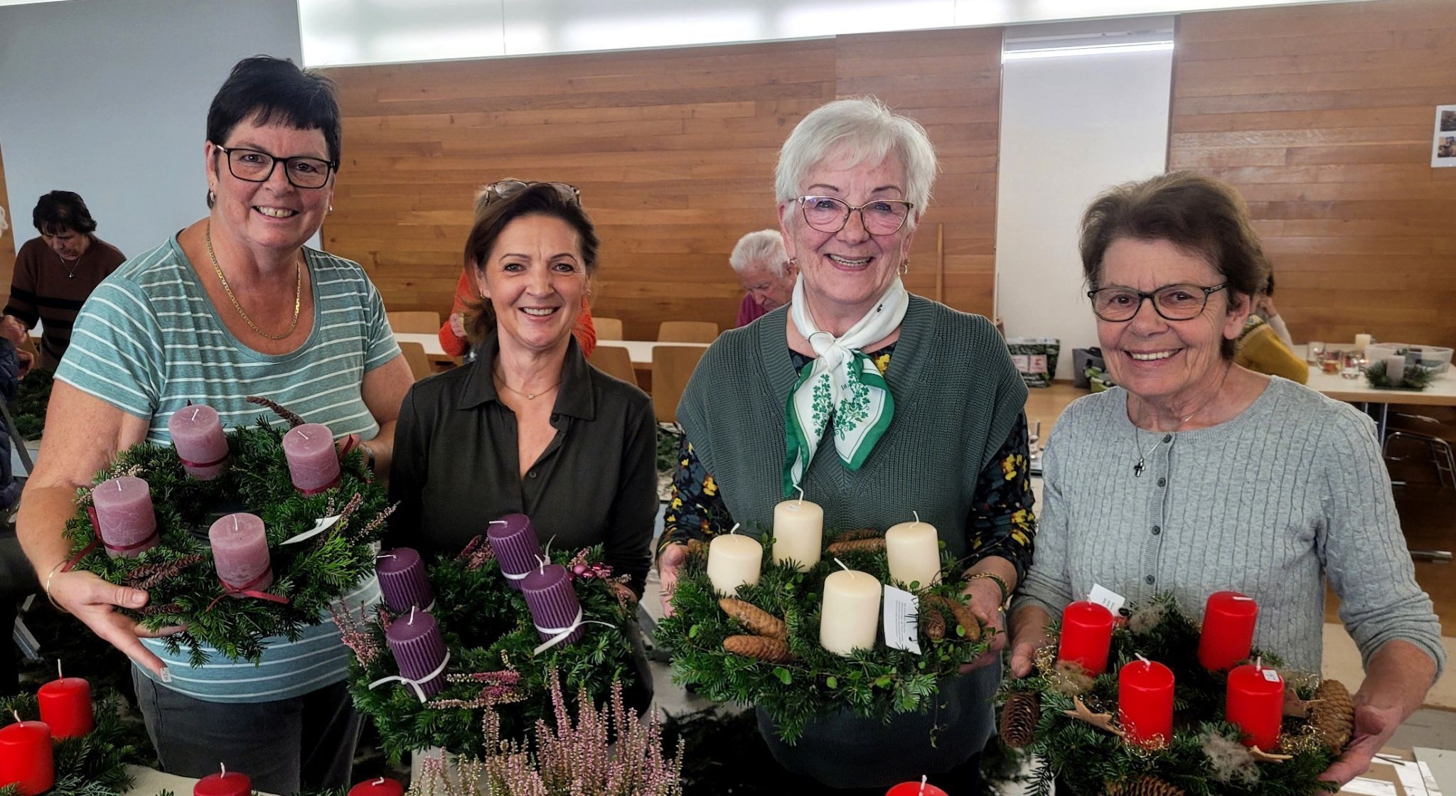 Die Adventkranzwoche des Lochauer Missionskreises im Pfarrheim hat schon langjährige Tradition. Und für die Lochauer und die treuen Kunden aus der Umgebung ist es eigentlich selbstverständlich: „Wir kaufen unseren Adventkranz im Pfarrheim.“
