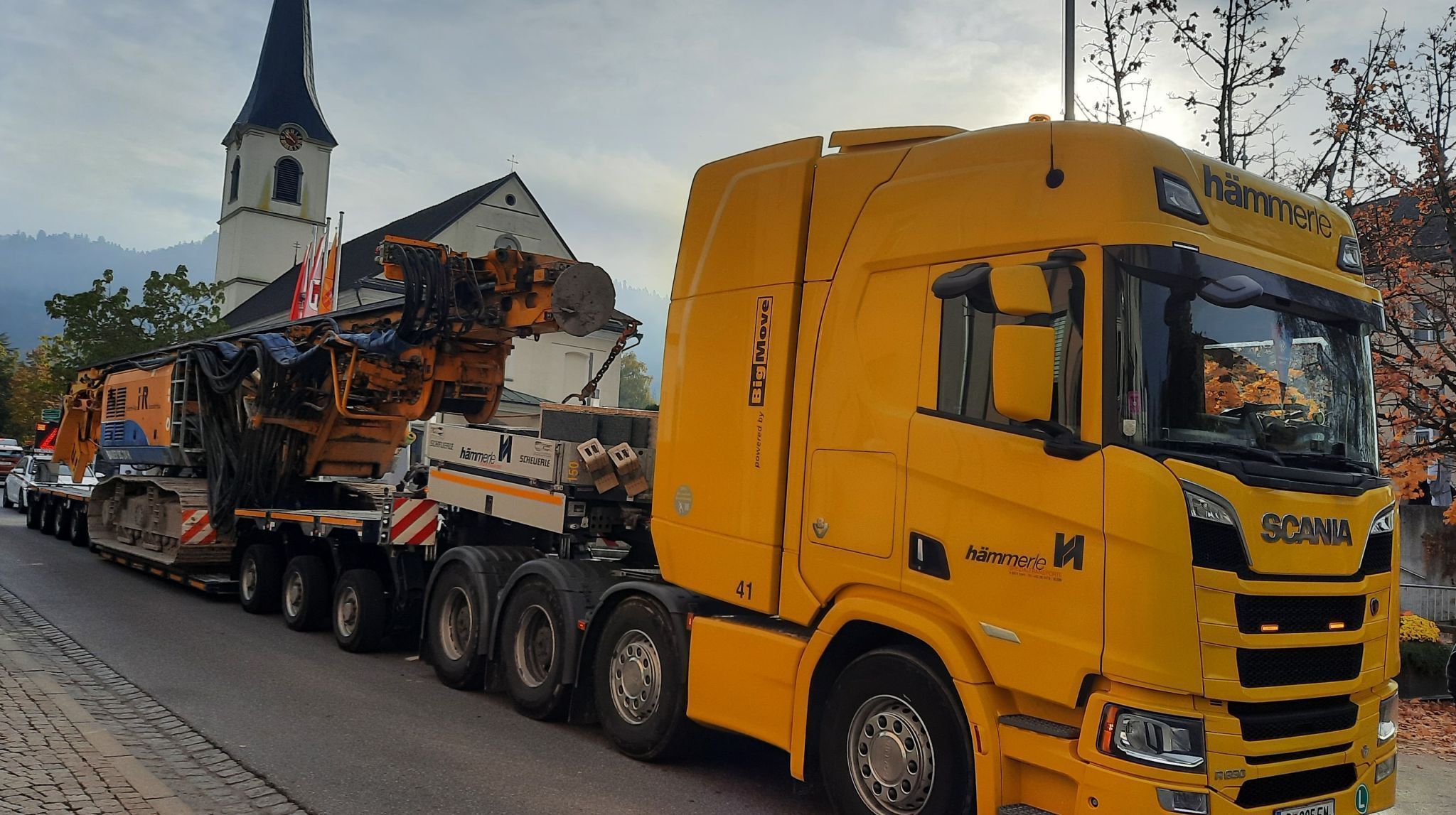 Für die Pilotierung zur Errichtung eines weiteren Baukörpers der Volksschule Hörbranz war schweres Gerät im Einsatz.