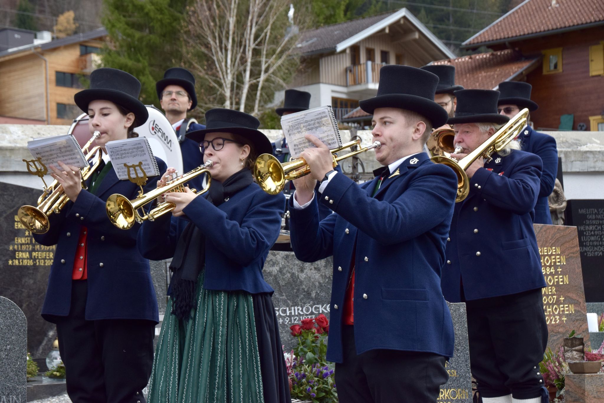 Musikantinnen und Musikanten der Bürgermusik Gaschurn-Partenen musizierten beim Gefallenengedenken am Friedhof und der vorhergehenden Messfeier in der Pfarrkirche.