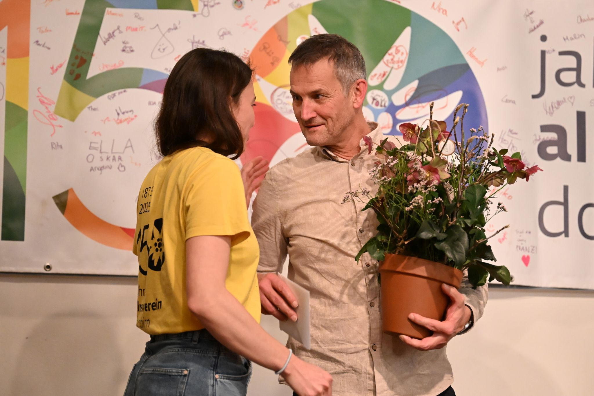 Im Namen des ganzen Vereins bedankte sich Elisabeth Winder bei Alt-Obmann Gerold Hämmerle.