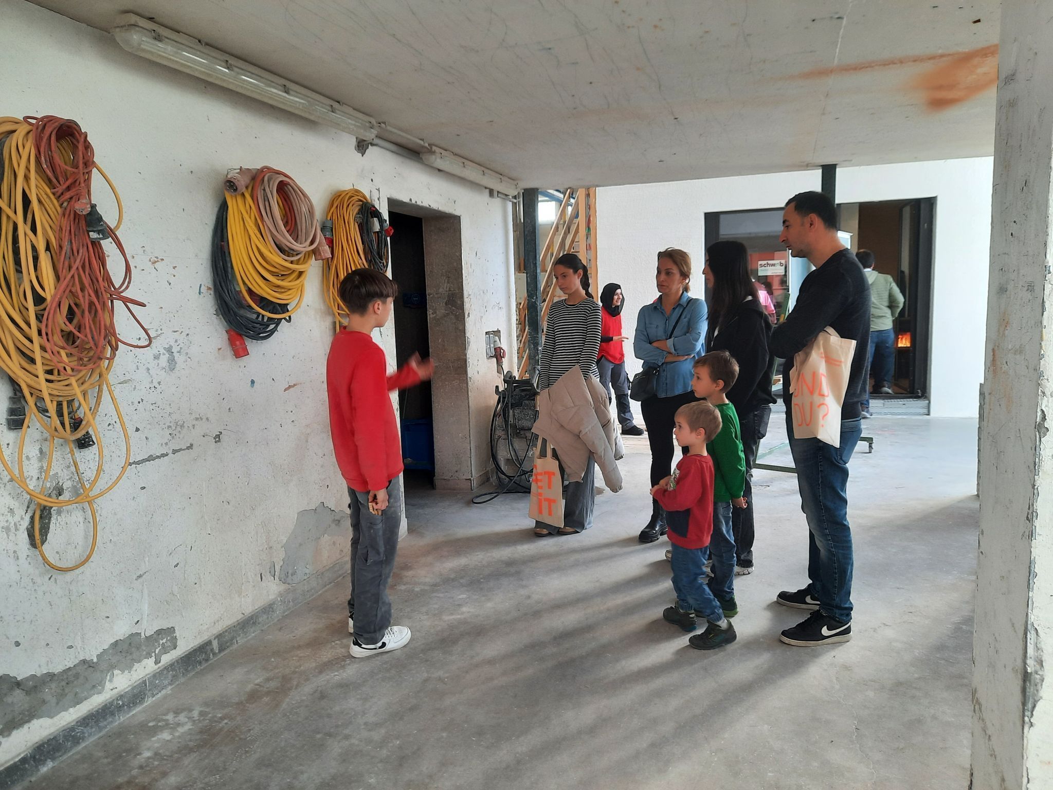 Besucherinnen bestaunen die Übungshäuser.