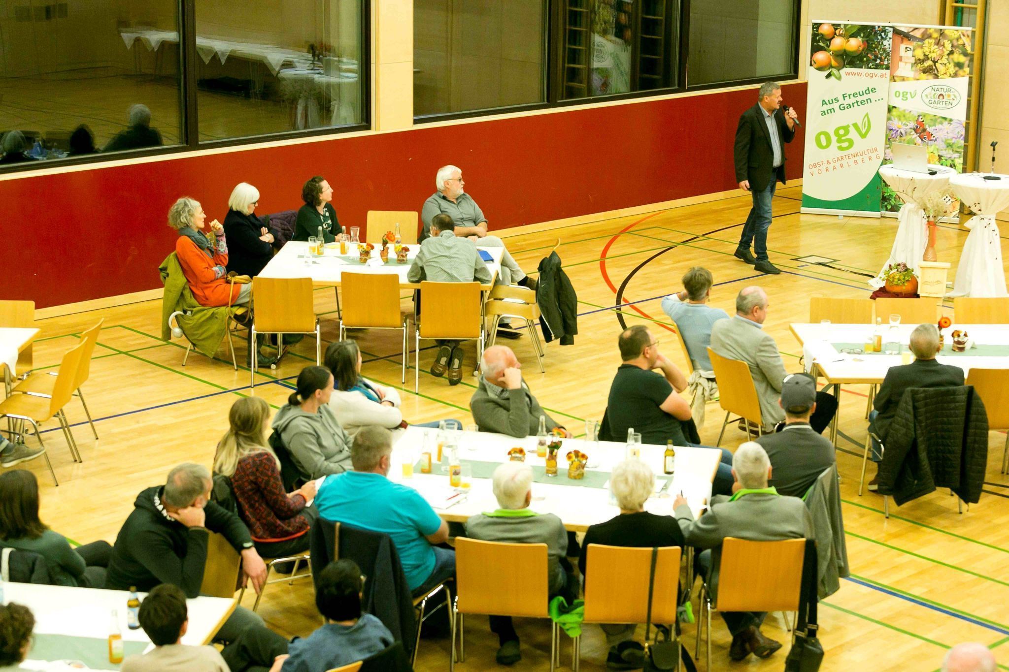 Vertreterinnen und Vertreter der Obst- und Gartenbauvereine tauschten sich in Hohenems über Projekte und Zukunftsthemen aus.