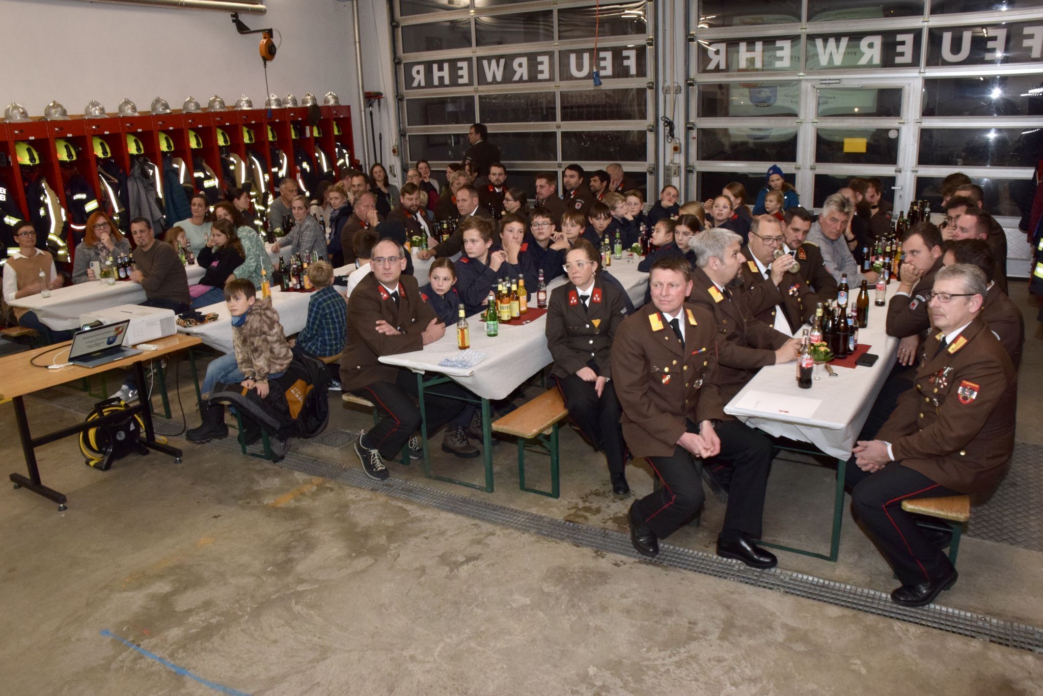 Das Bürserberger Feuerwehrgerätehaus war anlässlich der Gründungsversammlung der Feuerwehrjugend gut gefüllt.