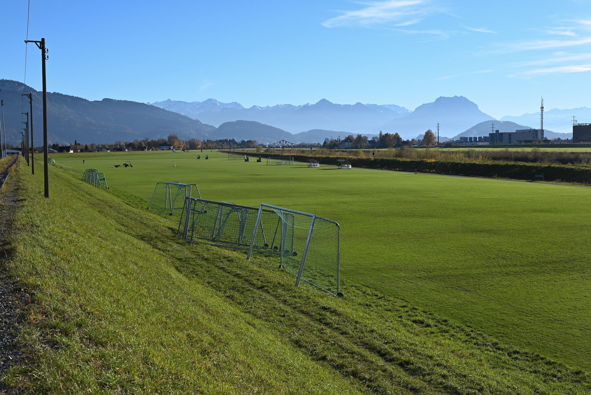 An fünf aneinandergereihten Fußballplätzen trainiert die gesamte Austria Lustenau im Rheinvorland.