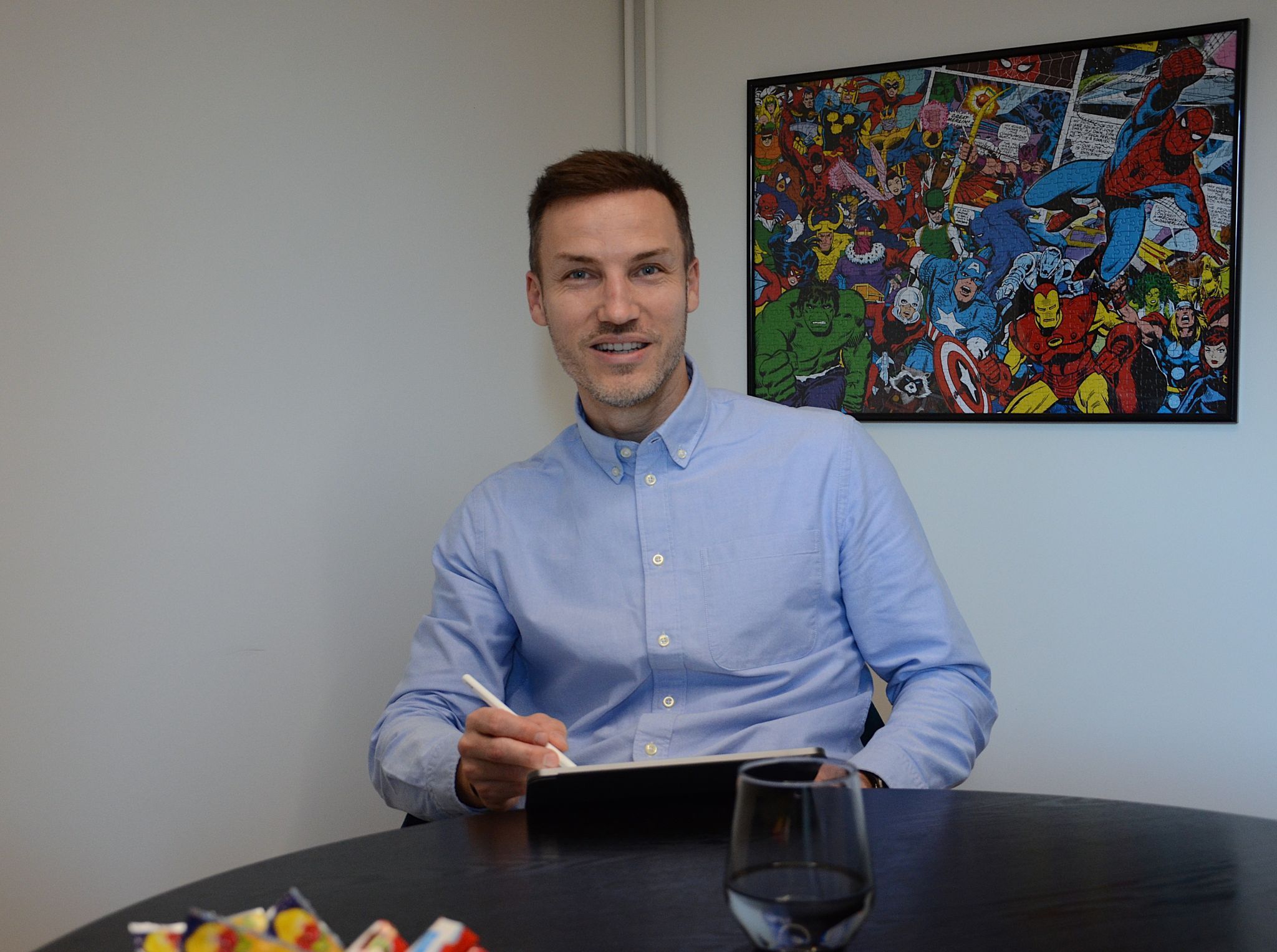 Im kleinen Besprechungsraum spricht Peter Flatscher über seine Tätigkeit als Unternehmensberater. HRJ