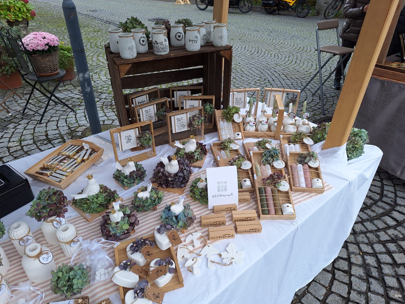 An vielen Ständen wurden Dekoartikel angeboten.