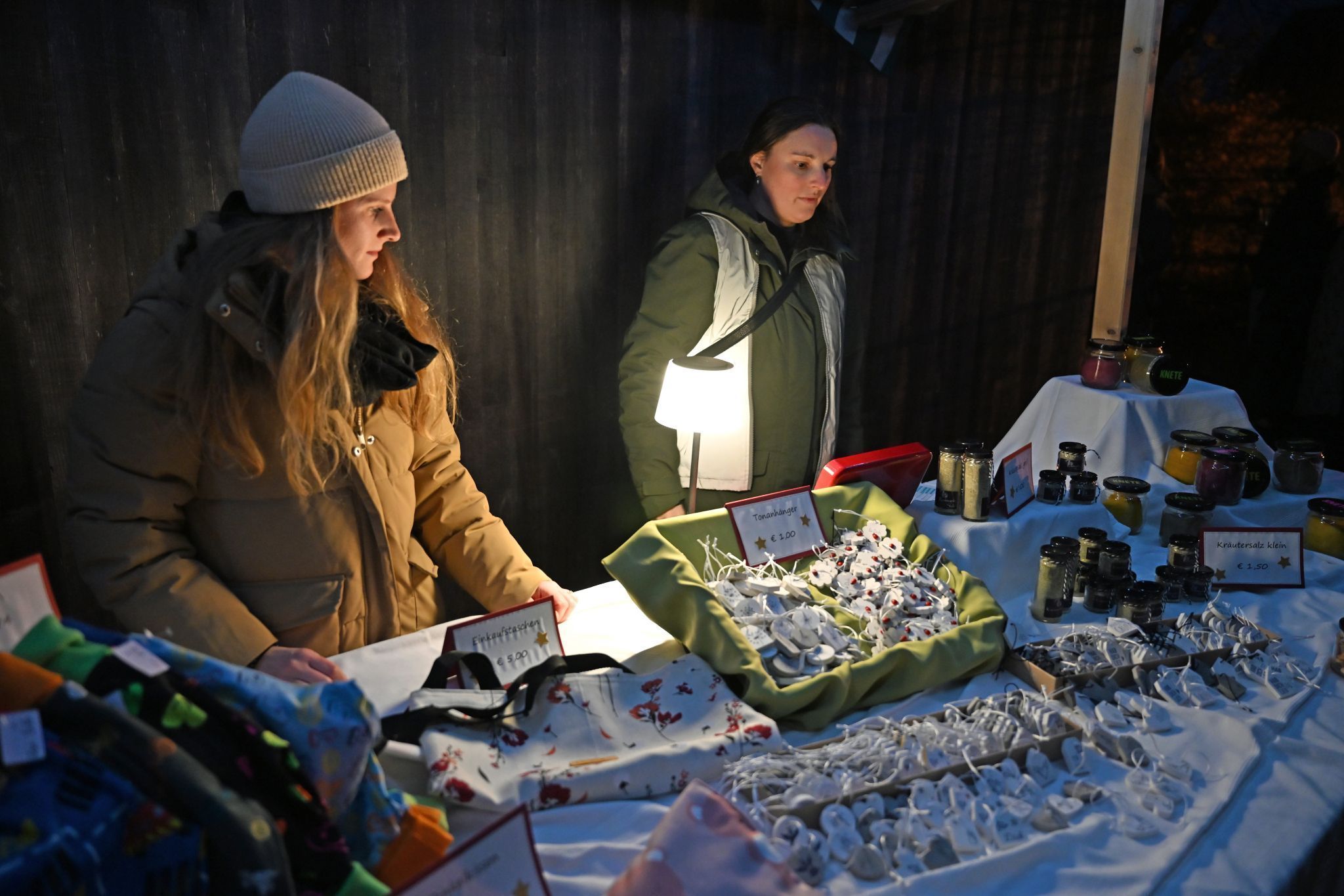 Am Markt warteten liebevoll vorbereitete Produkte, die von den Kindern und Pädagoginnen gestaltet worden waren.