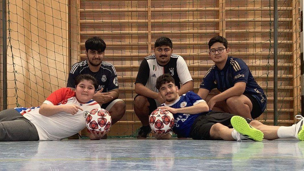 Meist kommen rund zehn Kinder zum Training. Sie genießen das gemeinsame Kicken.