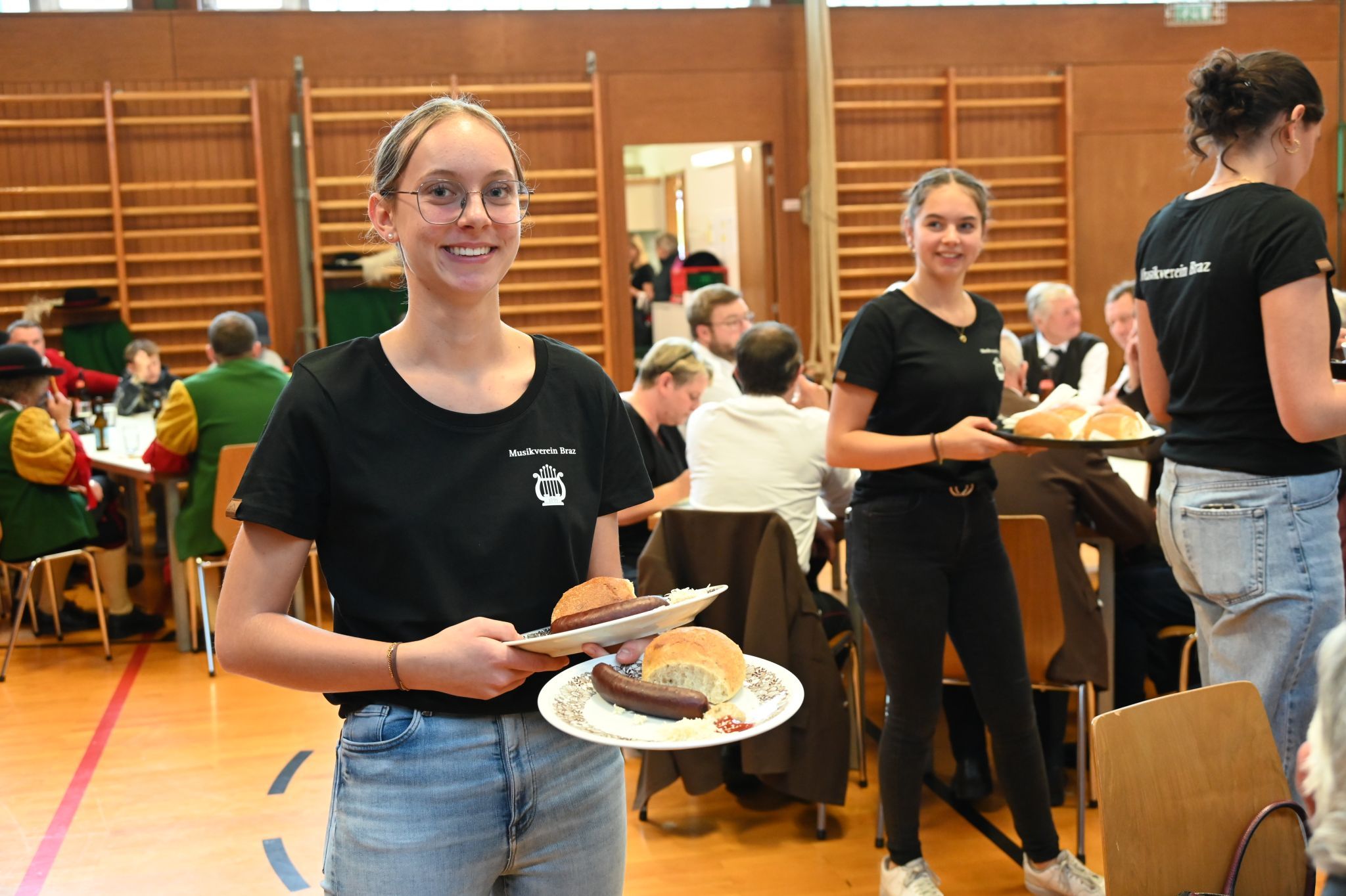 Die Musikantinnen bedienten die Gäste.