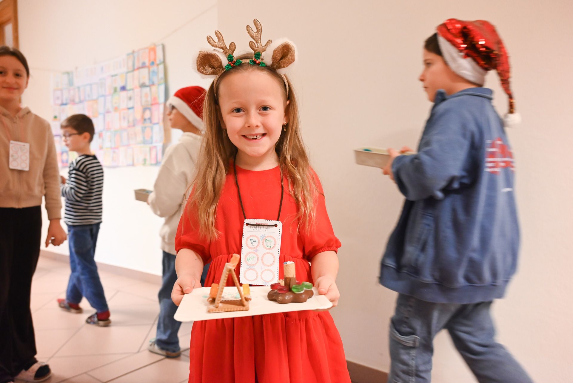 Emilia hat bereits ihr Kekshäuschen gebastelt. Schon gehts weiter zur nächsten Station.