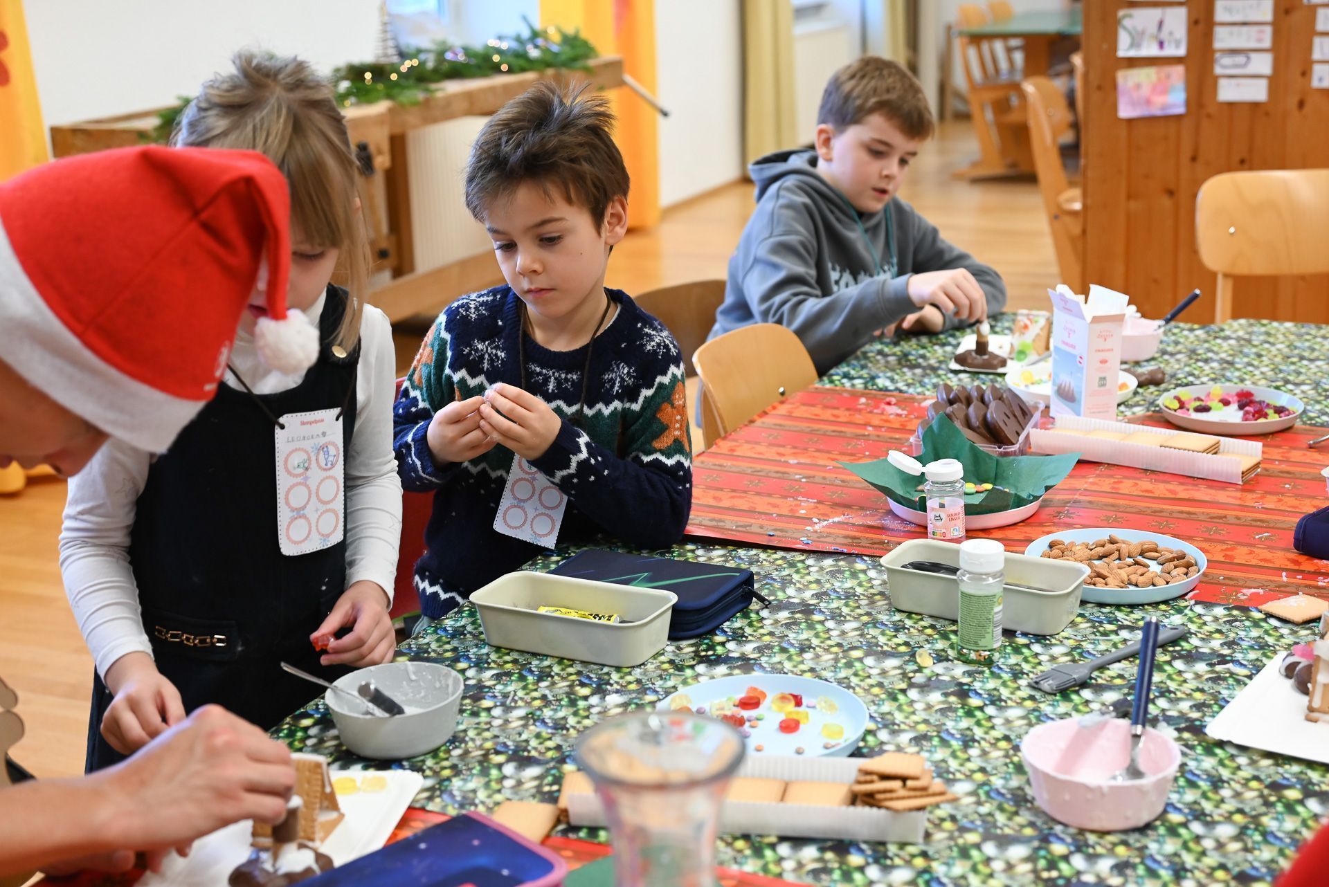 Mit den Zivildienern der Schule fertigten die Kinder leckere Kekshäuschen und Lebkuchenkerzen an.