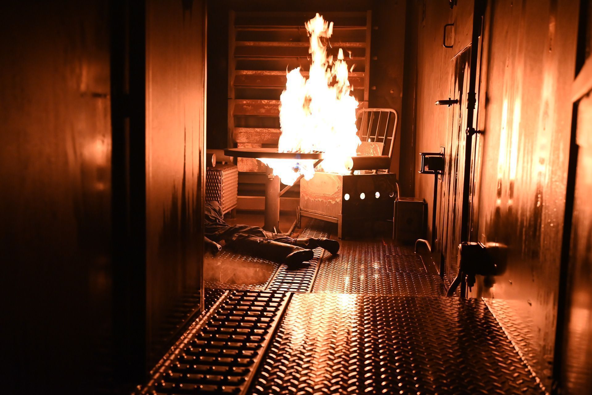 Im Container müssen sich die Feuerwehrleute geduckt vorarbeiten. Im Stehen ist es zu heiß.