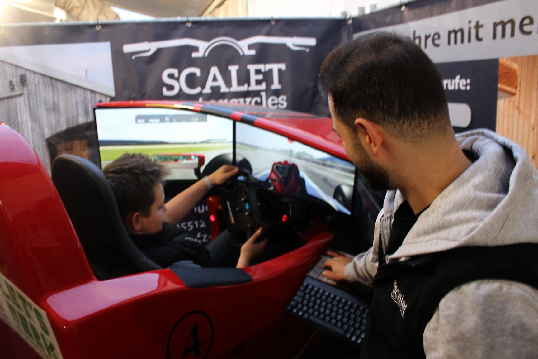 Einmal Max Verstappen sein – der Simulator bei Auto Scalet machte es möglich.