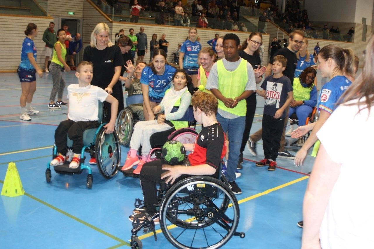 Schulheim Mäder mit den Prominenten.