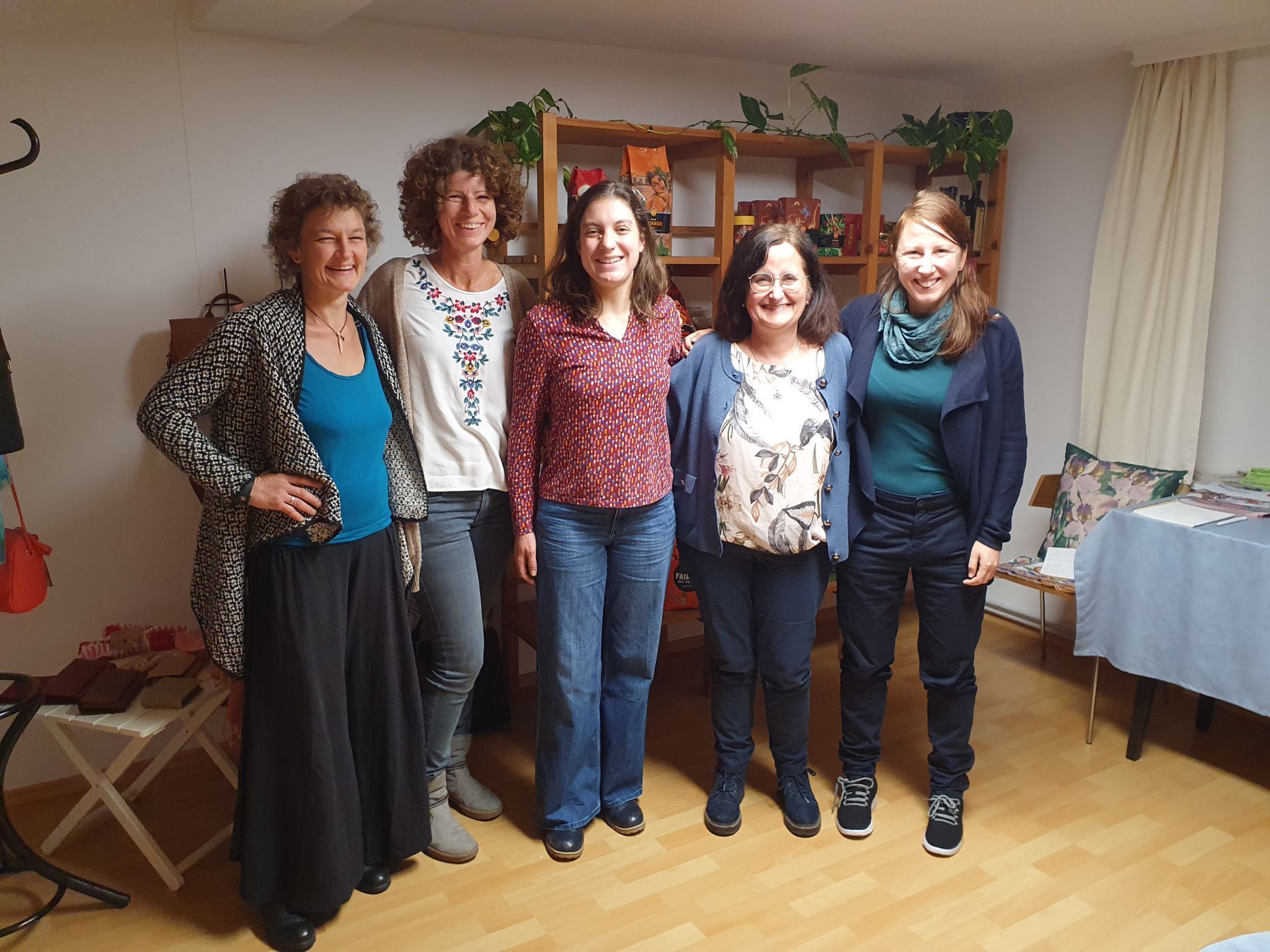 Andrea Länge, Elke Rath-Längle, Ulrike Künzle, Birgit Bauer und Karin Schmid bilden das Team des Weltladens in Göfis