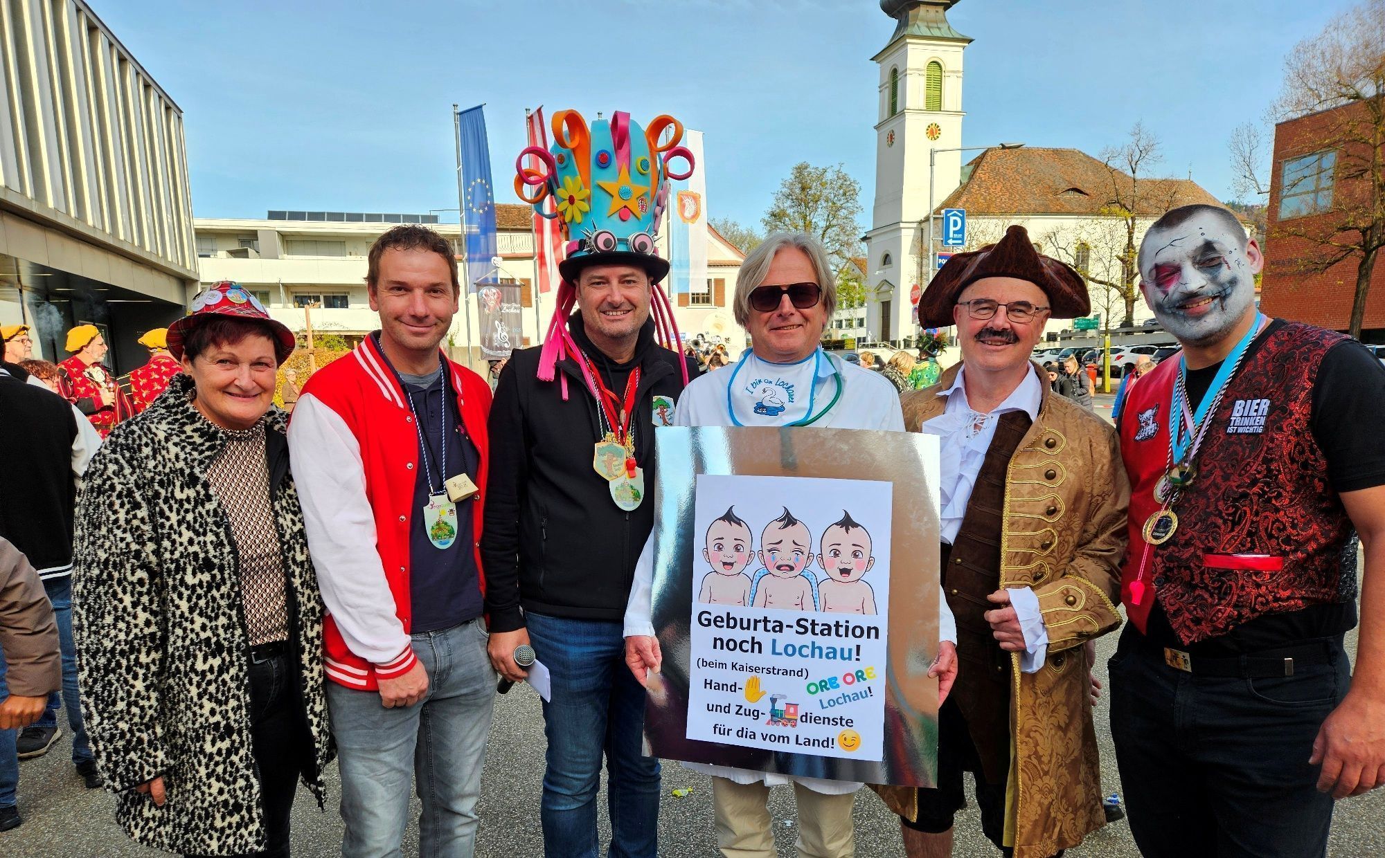 Faschings-Opening in Lochau: Brigitte Sinz, Roman Rist und Präsident Stefan Pienz vom Lochauer Faschingsgremium, Bürgermeister Frank Matt und Vizebürgermeister Stephan Schnetzer sowie Obmann Michael Grote von der Lochauer „Guggenmusik Pfütza-Fäger“.