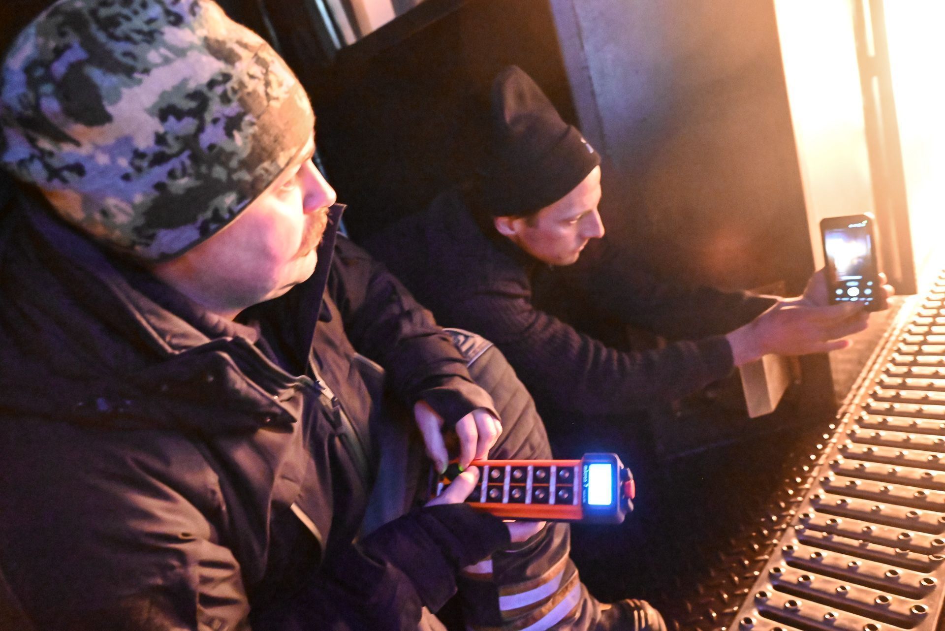 Trainer Georg Mrvka demonstriert, wie das Feuer entzündet wird.